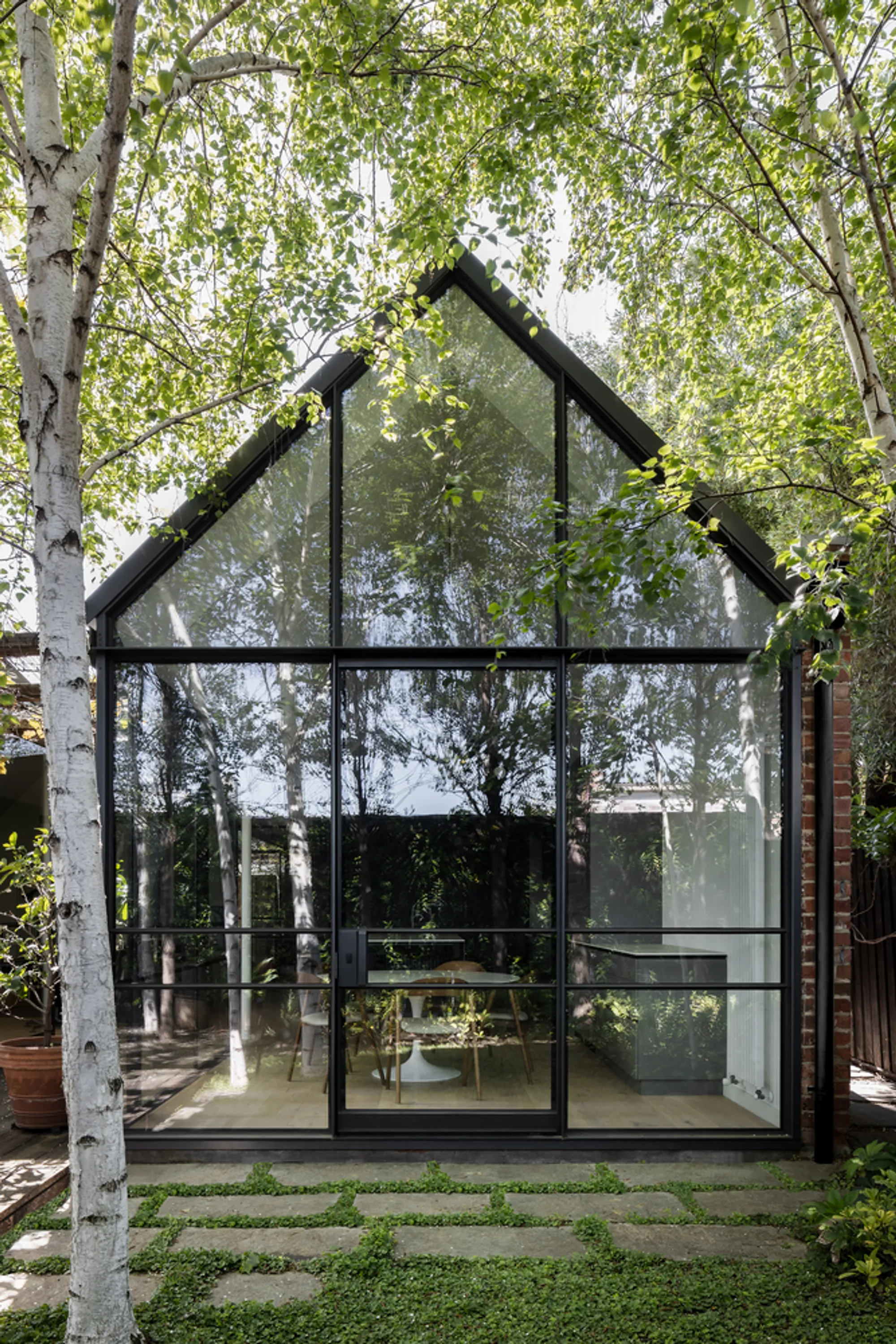 Opening Up Series Reveals the Architectural Elegance of Albert Park House and the Allure of Steel Design