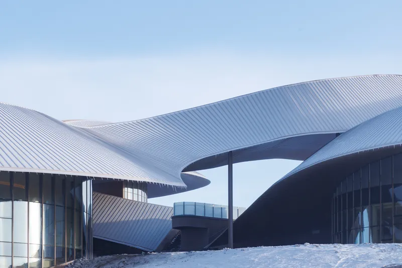 Detail of the wave-like roof from below with steel columns supporting it