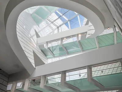 Morphosis Lifts a Landscaped Plaza Over 25,000 Square Feet of Gallery Space in Costa Mesa
