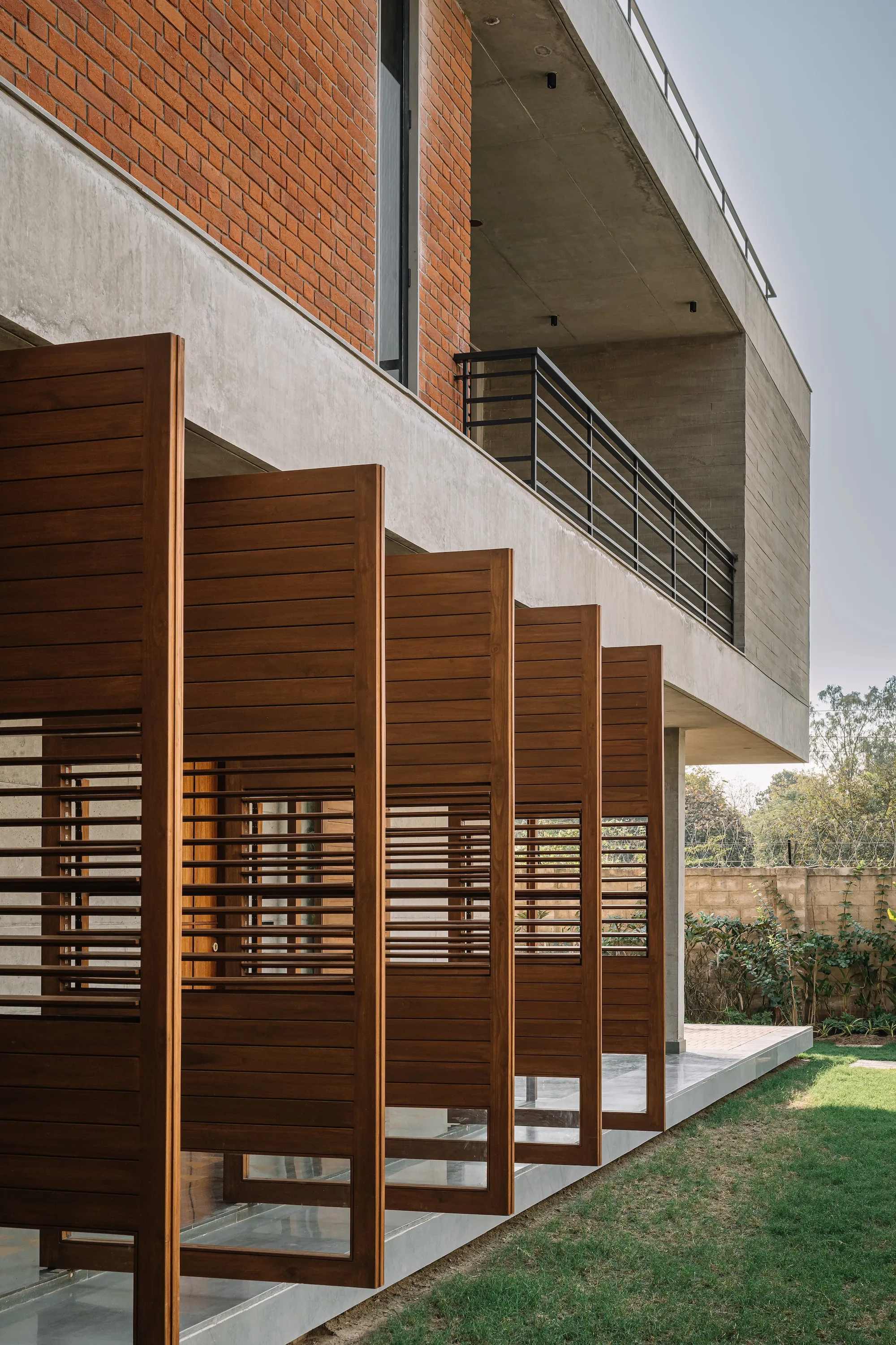 andblack design studio Wraps an Ahmedabad Home in Pivoting Timber Louvers That Breathe with the Climate
