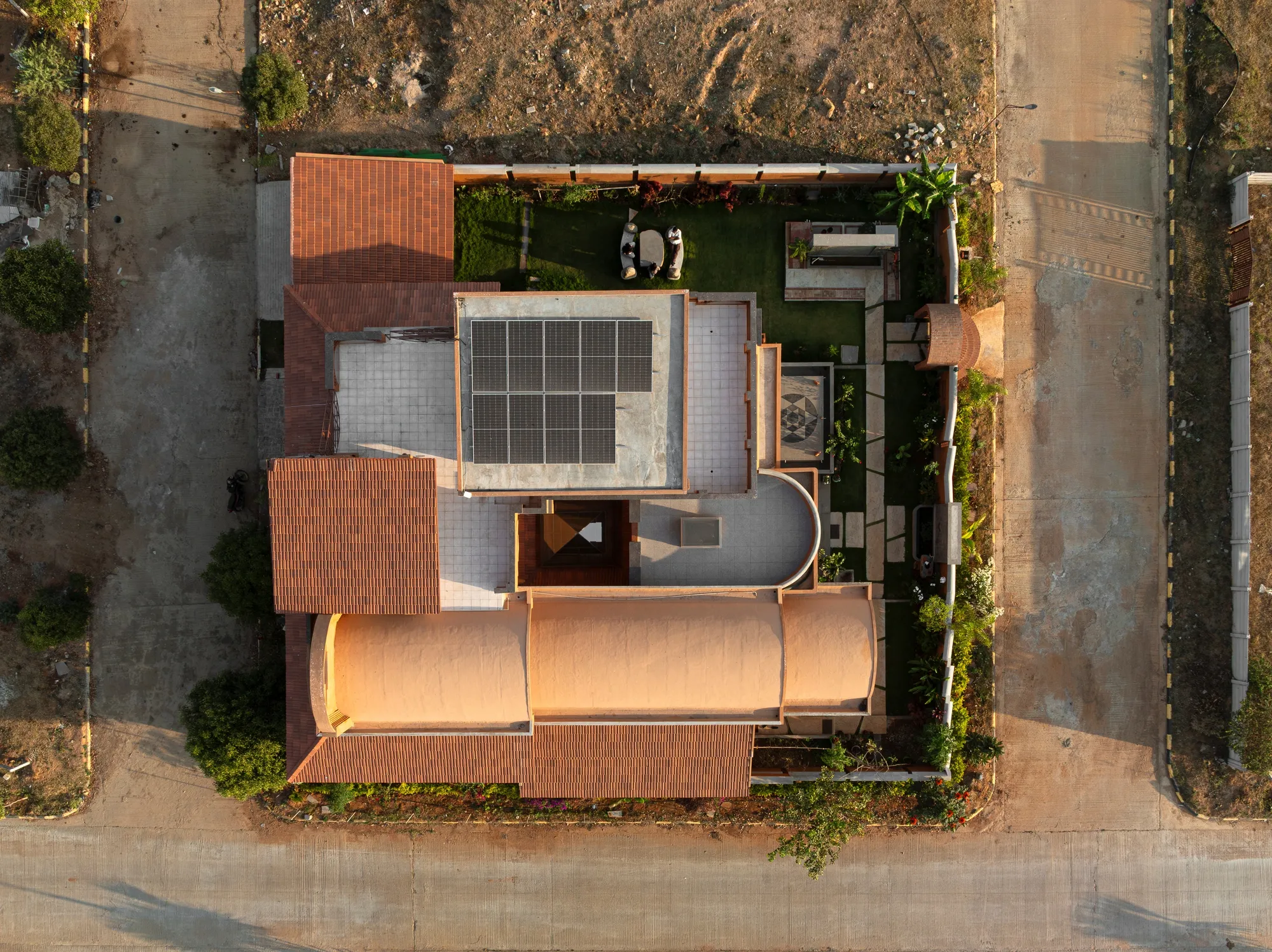 Iki Builds Stacks Rammed Earth Vaults into a Cascading Landscape Home on the Deccan Plateau