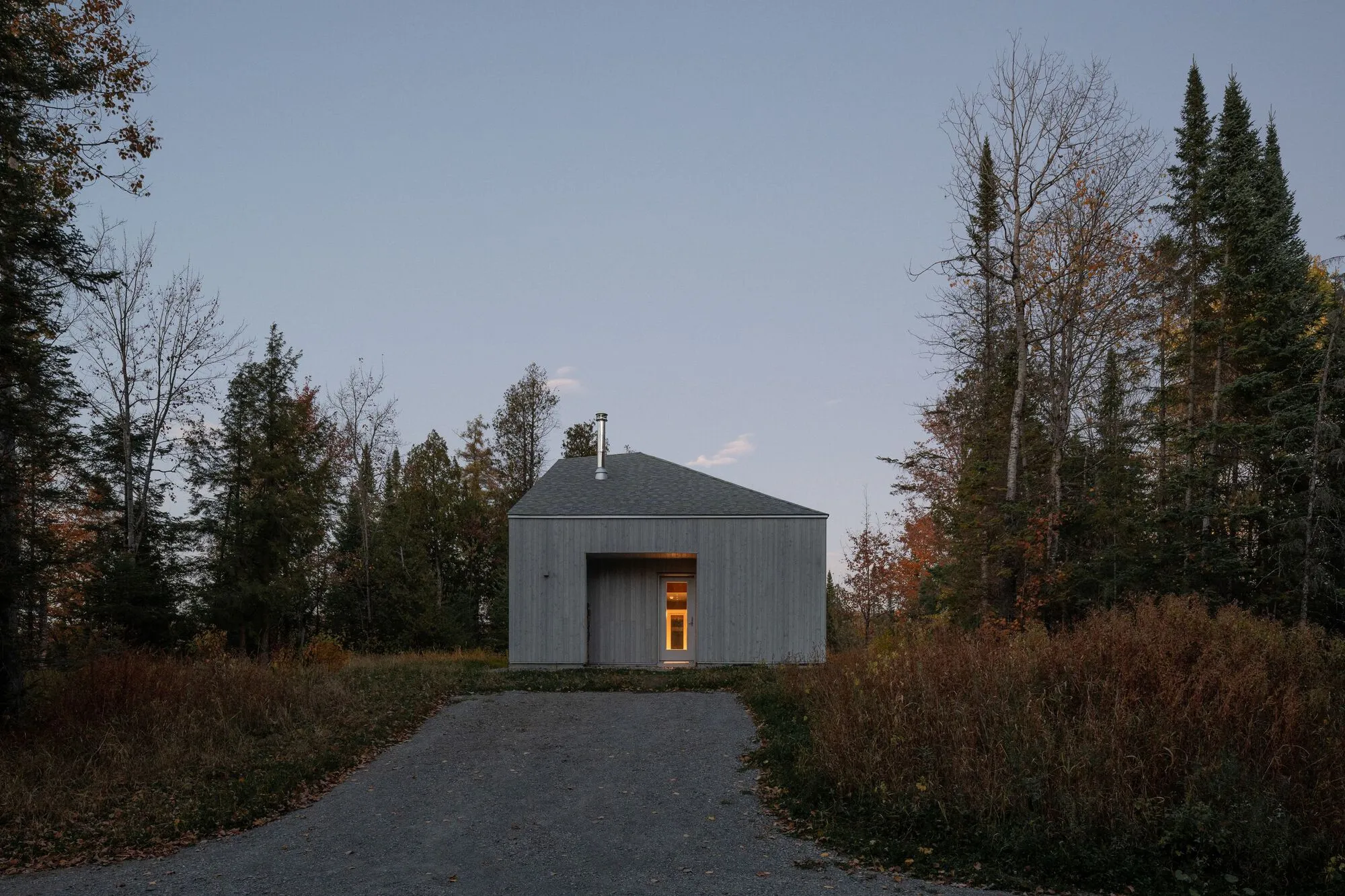 CARTA. Architecte + Designer Tuck a Pine-Lined Retreat into a Quebec Forest Plateau