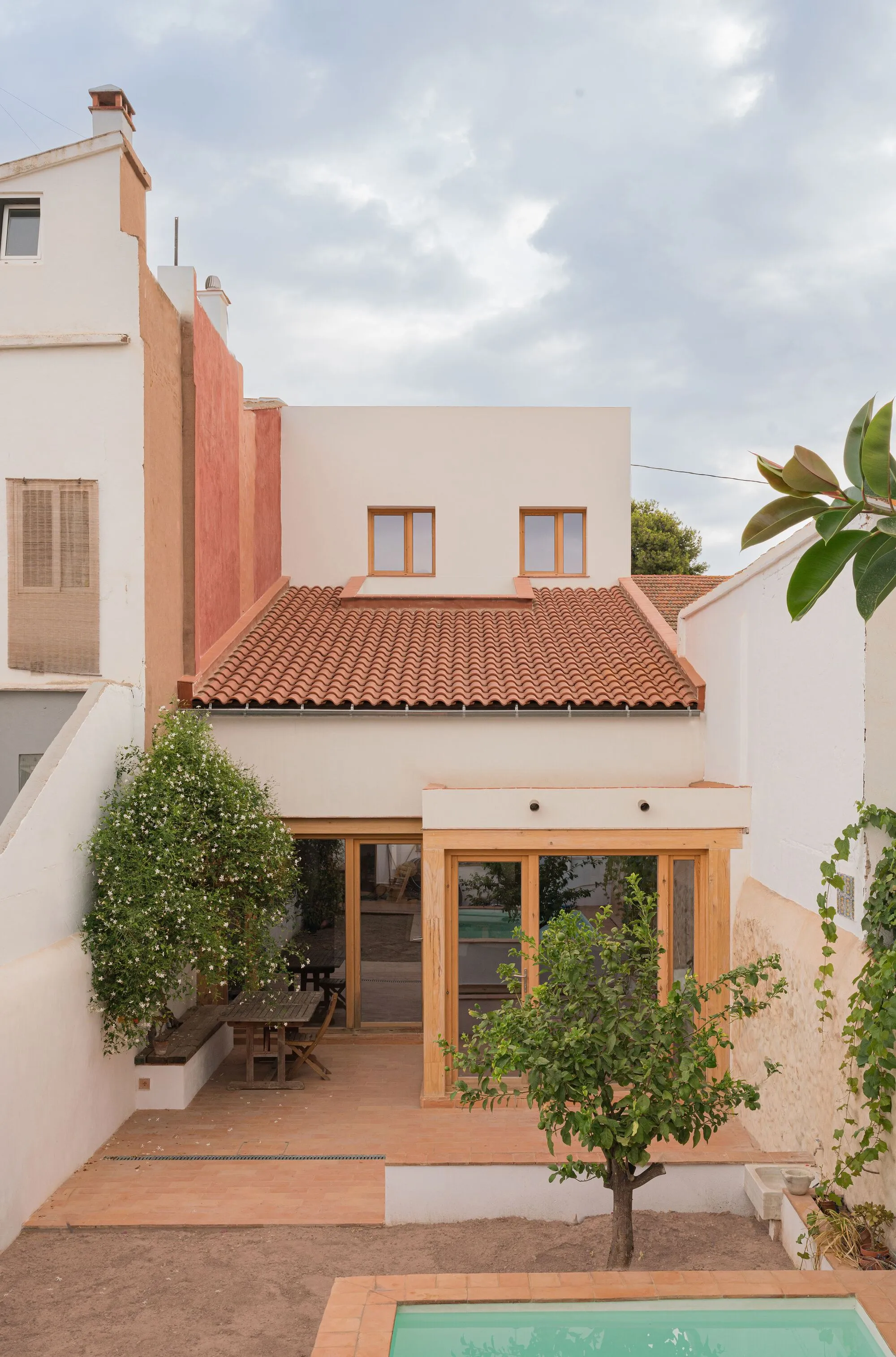 Paco Oria Estudio Rebuilds a 1949 Valencian Town House Around Timber, Terracotta, and a New Interior Patio