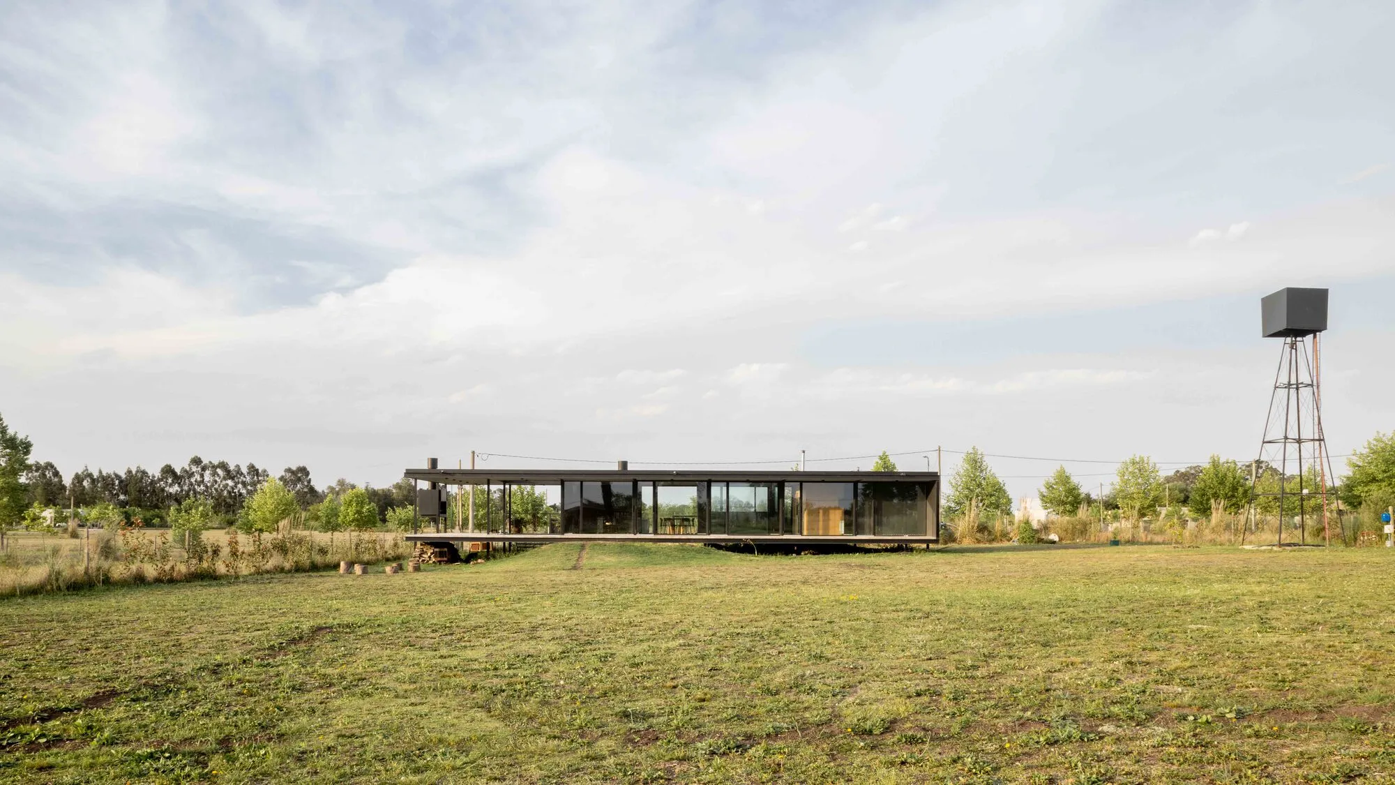 Parada Cantilo Suspends a Corrugated Steel Cabin Above the Sloping Grasslands of City Bell