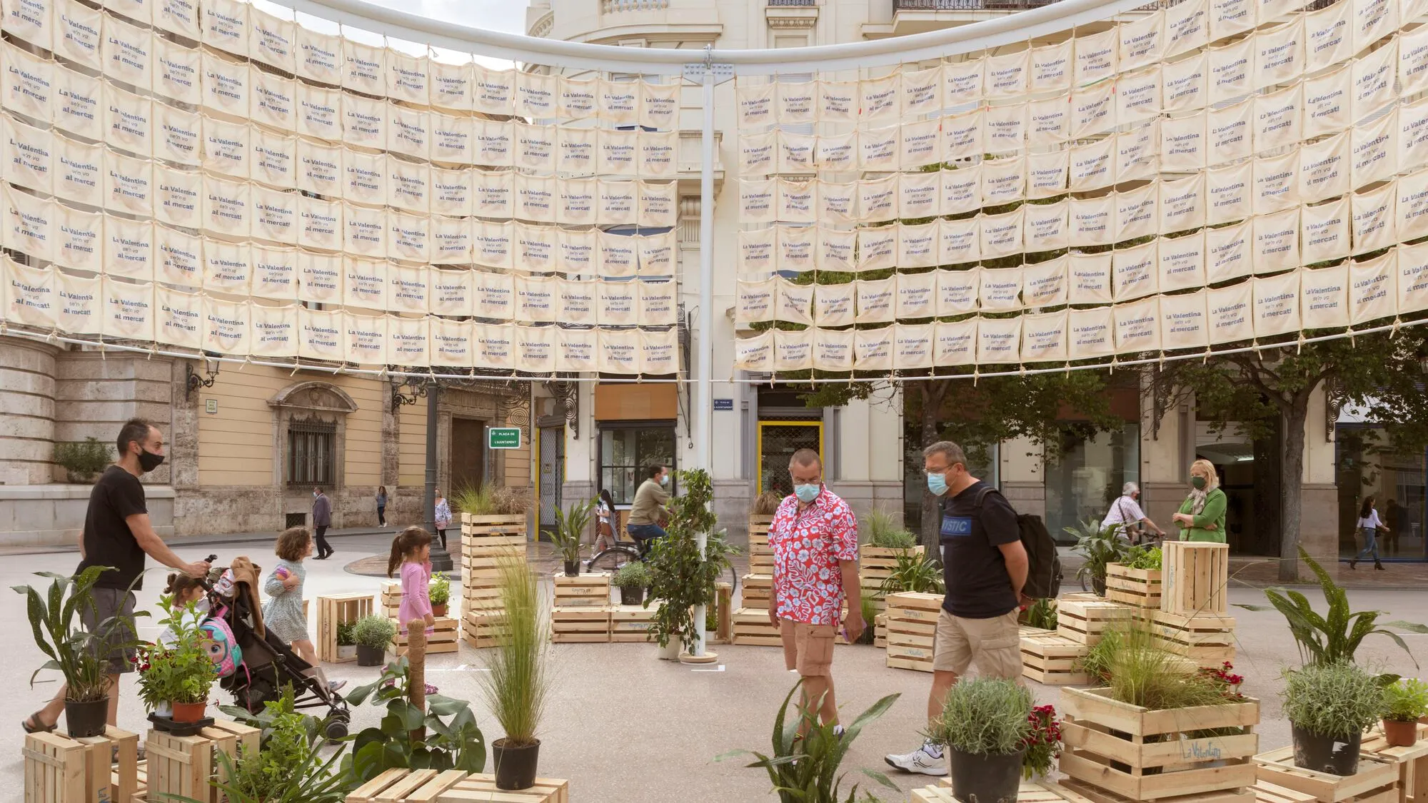 El fabricante de espheras Weaves a Market Pavilion from Tote Bags and Fruit Crates in València