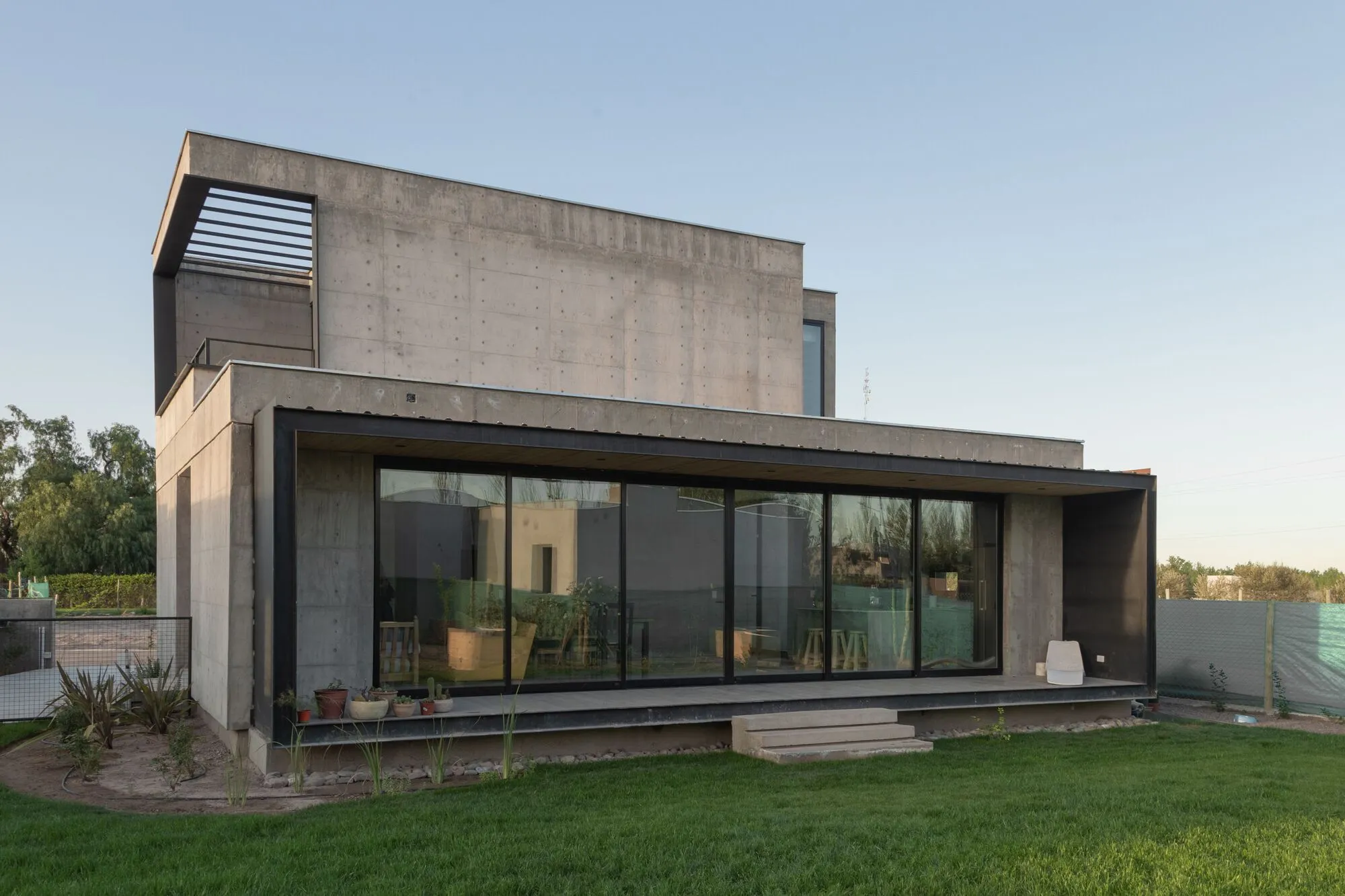 MFOLM Arquitectos Designs Two Sister Houses in Mendoza That Share a Plot but Not an Identity