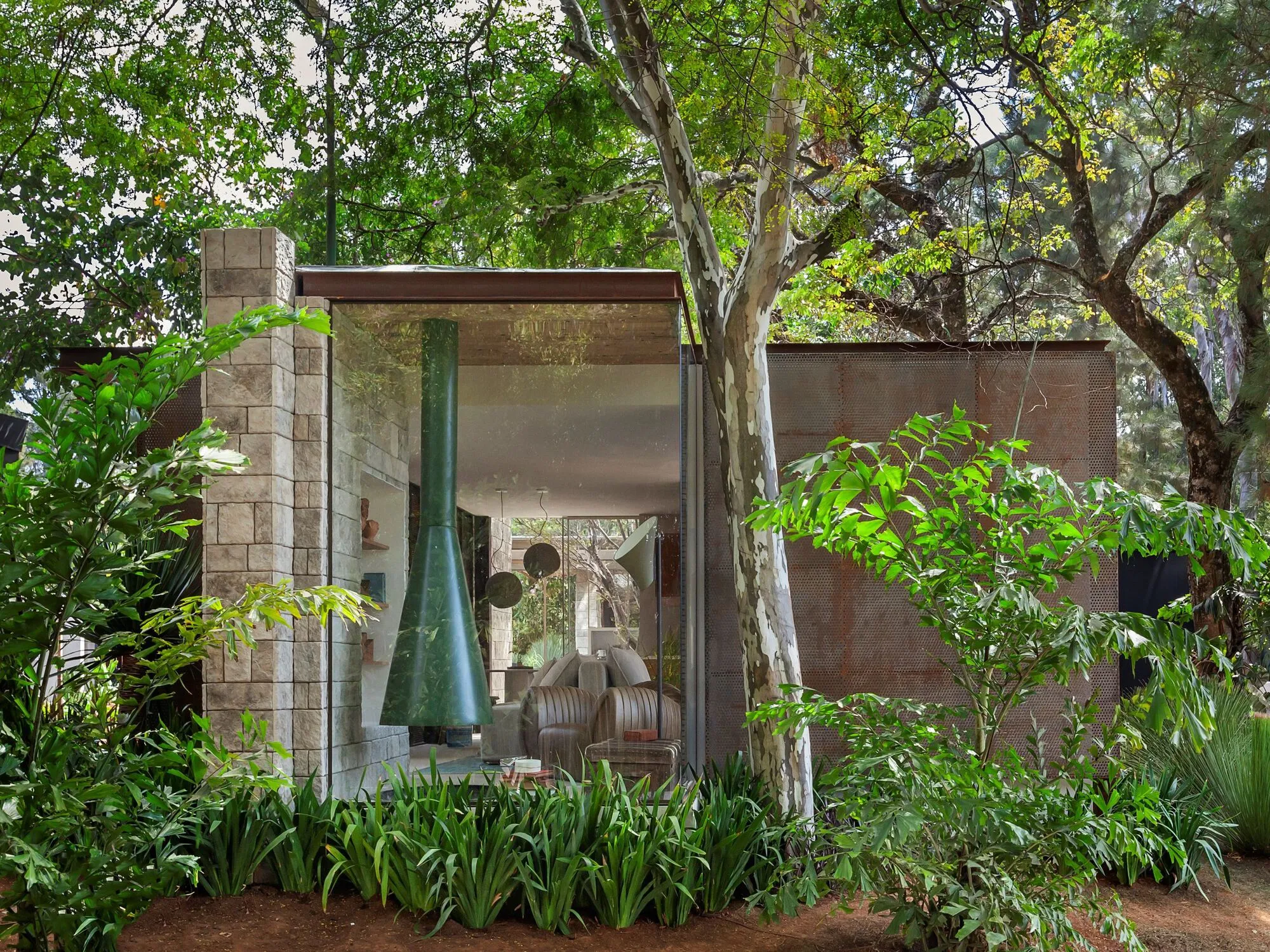 Janaína Araújo Wraps a 65-Square-Meter Retreat in Corten Steel and Demolition Wood