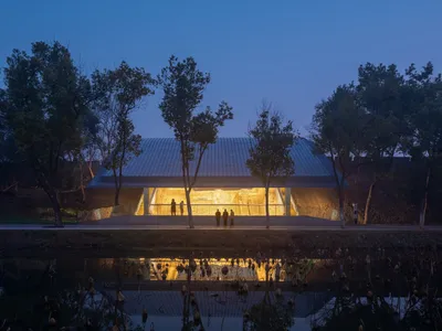 Qing Studio Builds a Glass and Metal Pavilion Over a Millennium of Jingzhou's City Wall Strata