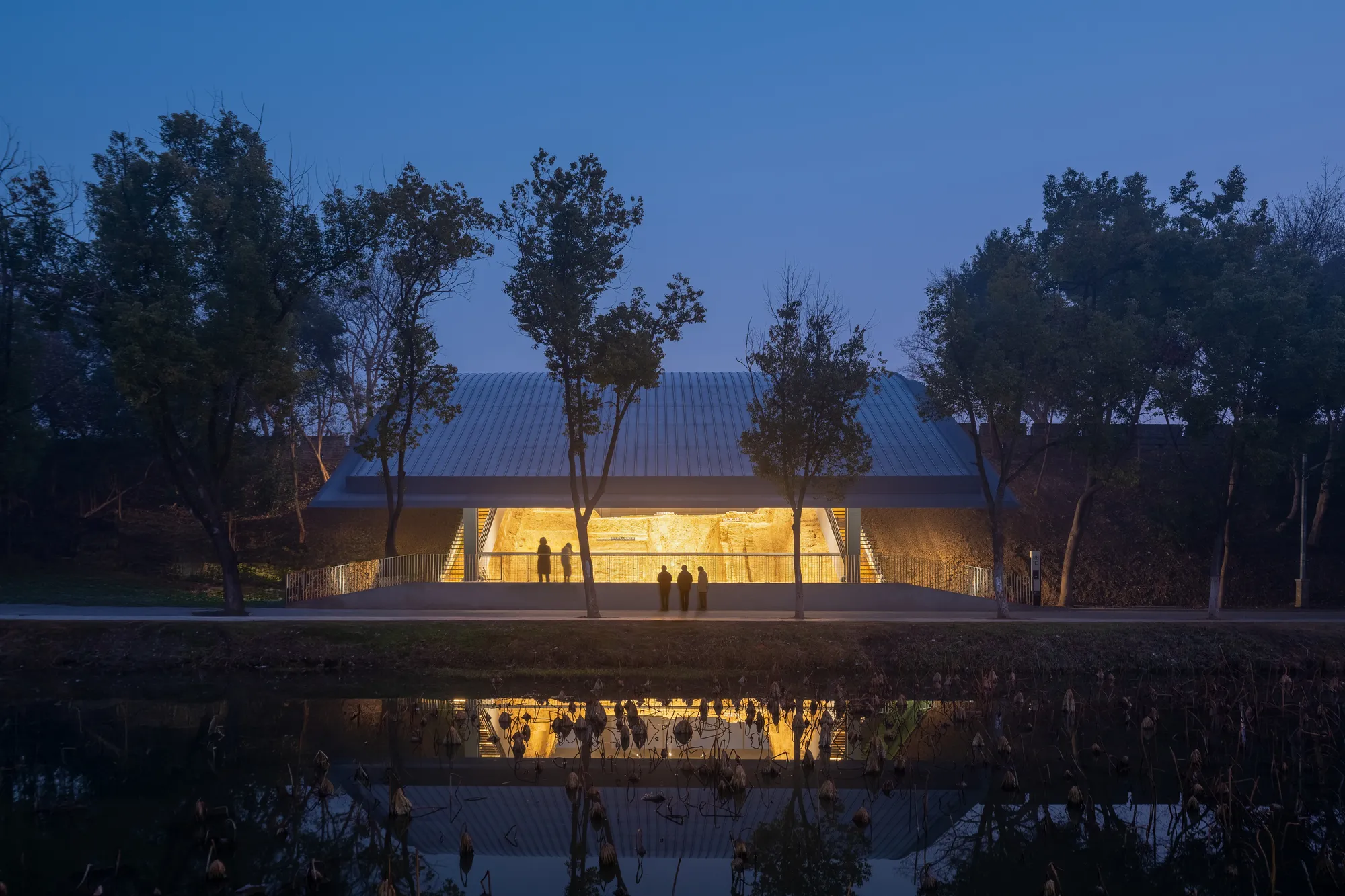 Qing Studio Builds a Glass and Metal Pavilion Over a Millennium of Jingzhou's City Wall Strata