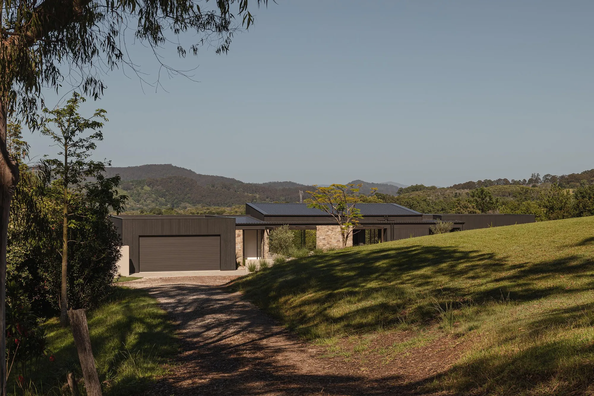 Hive Architecture Anchors a Timber and Stone Residence into Queensland's Hinterland