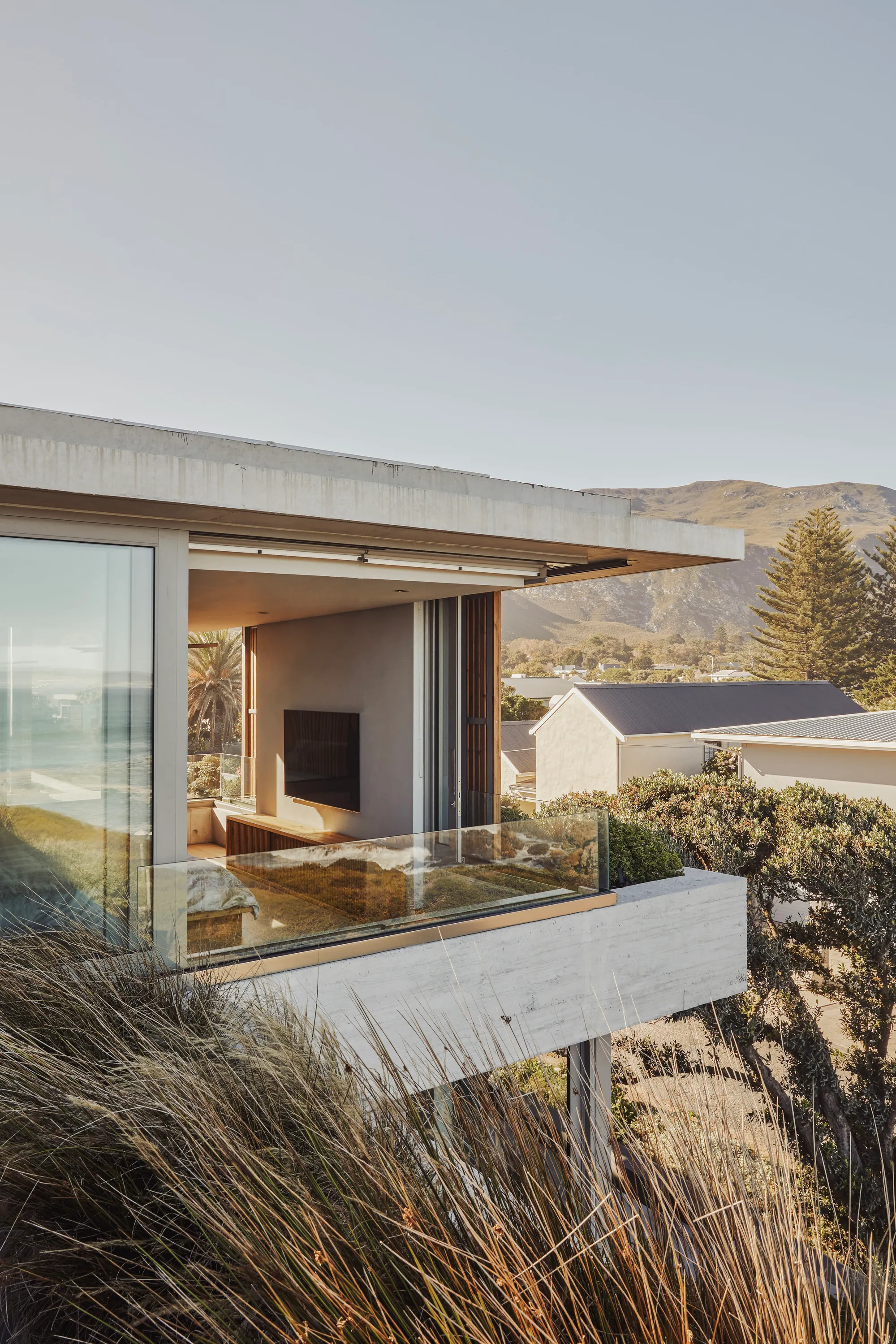 Abon Studio Carves a Concrete Dwelling into the Rocky Coast of Hermanus, South Africa