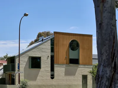 Das Studio Wraps a 96-Square-Metre Adelaide Townhouse in a Snail-Like Shell of Timber and Color