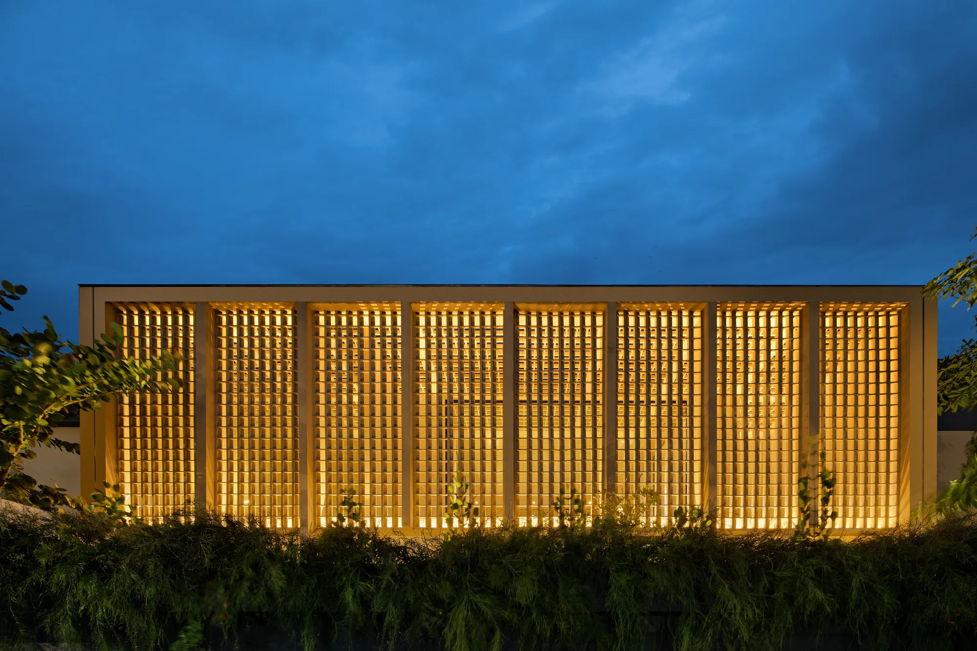 Gets Architects Wraps a Multi-Generational Jakarta Home in a Honey-Colored Breeze-Block Grid