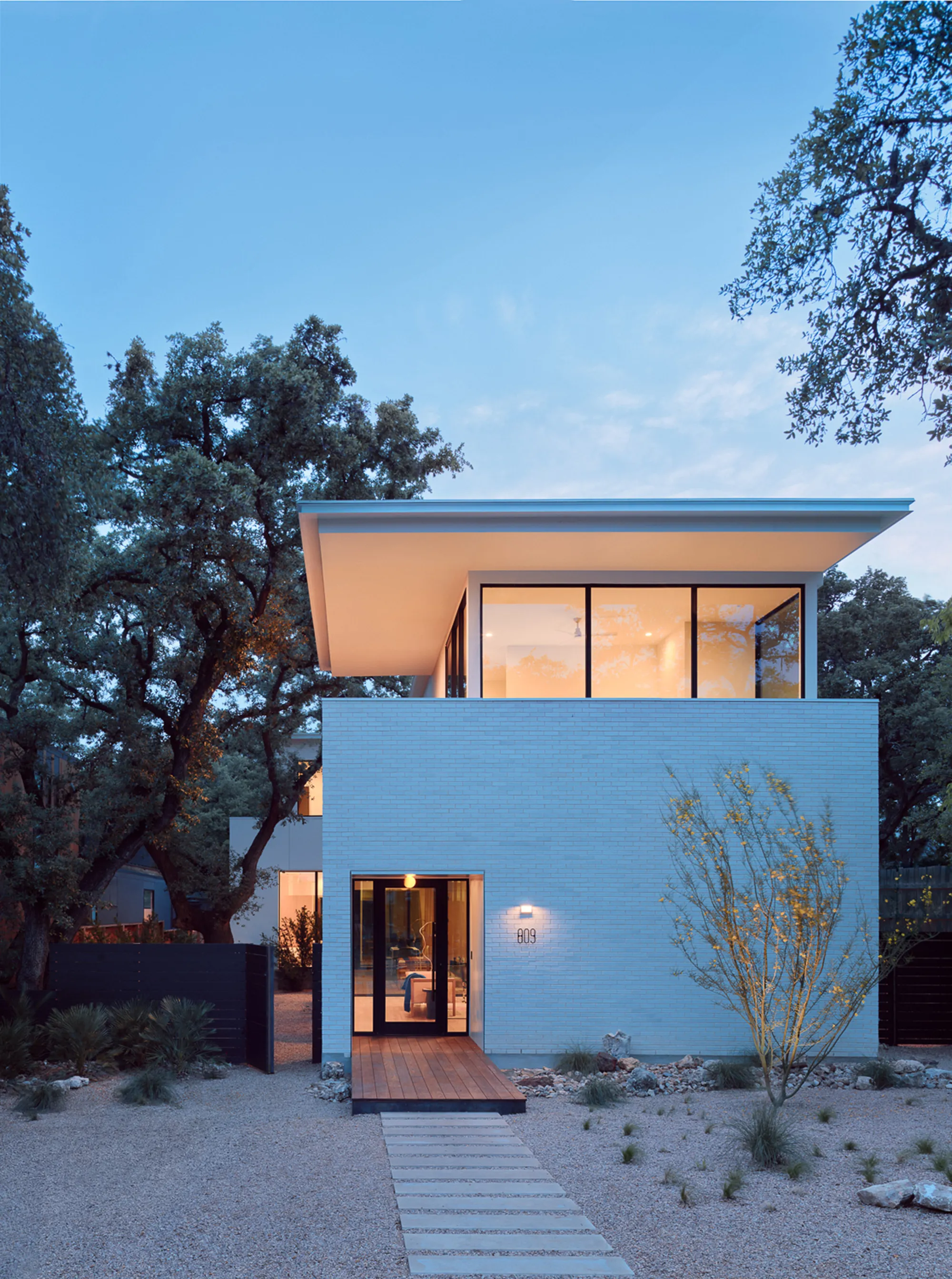 Bercy Fadel Weaves a White Brick House Through the Oaks of Austin's Bouldin Creek