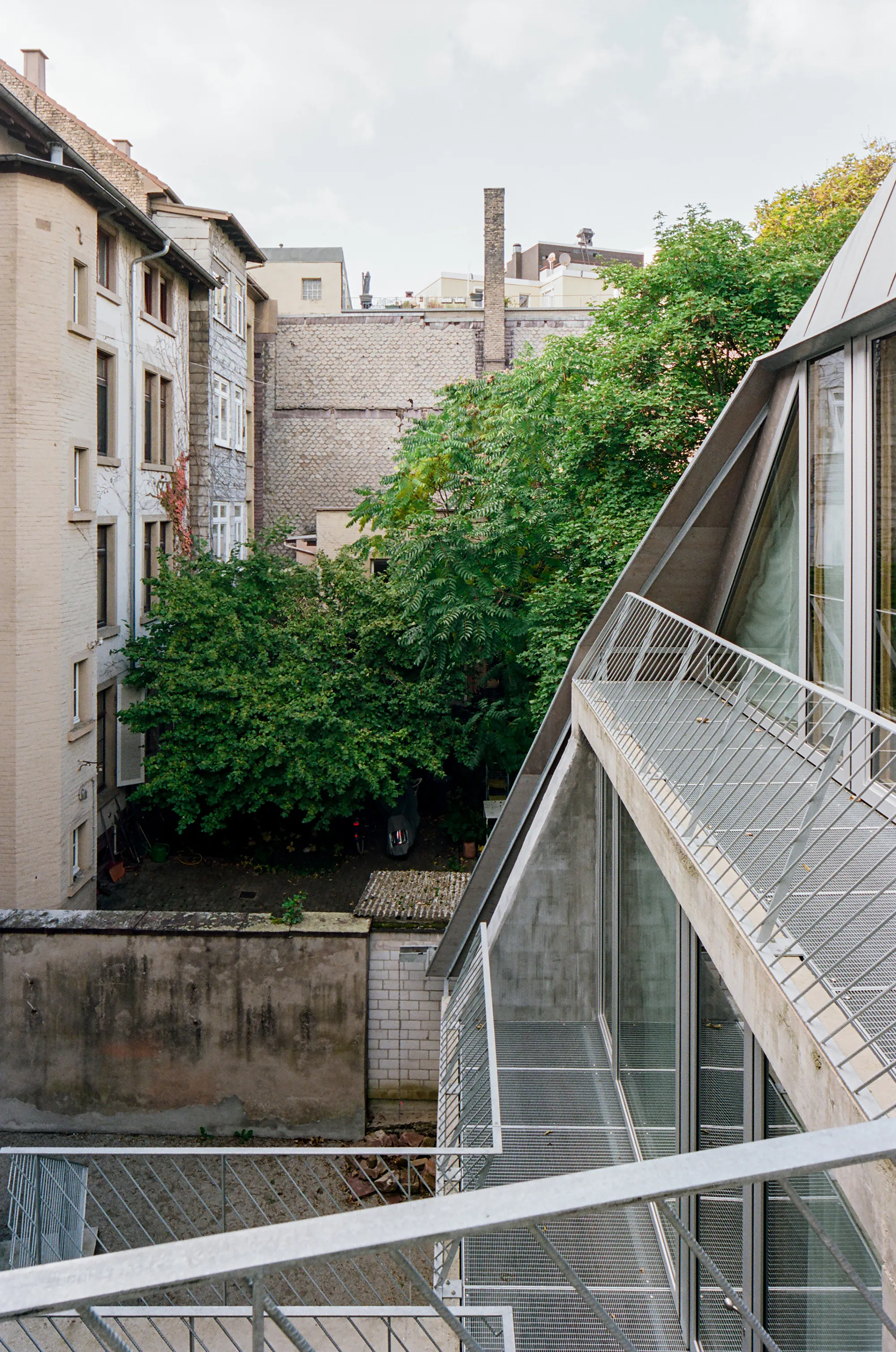 Amunt Martenson and heramarte Replace Four Garages with Five Apartments in a Karlsruhe Courtyard