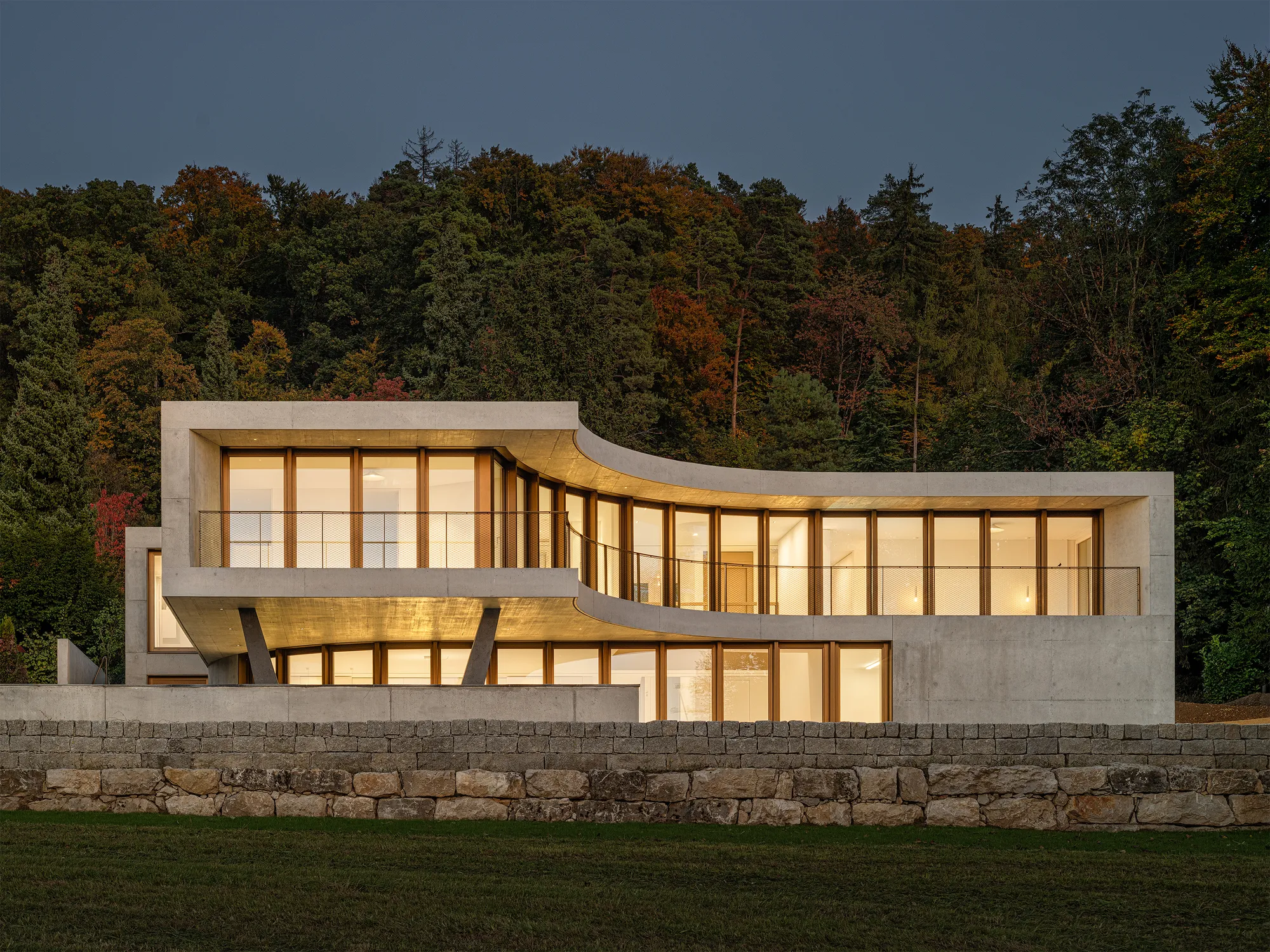 Winkelhaus: A Curved Concrete Home Shaped by Terrain