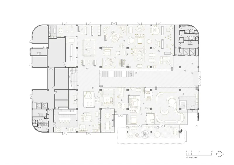 Floor plan showing workspace areas with meeting rooms and a central stairwell
