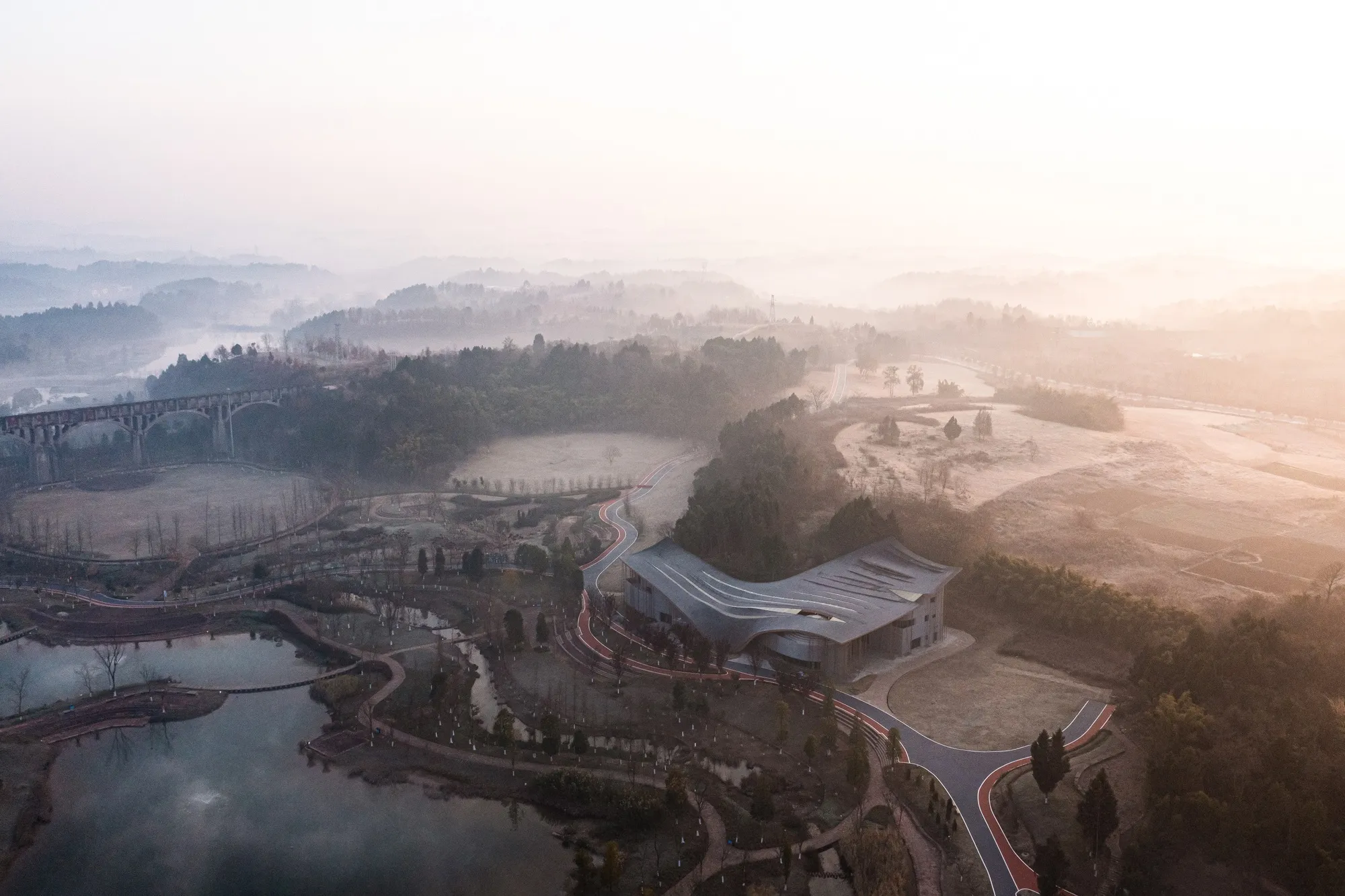 AOMOMO Studio Sculpts a Ribbon of Roof into a Canal Heritage Memorial in Sichuan