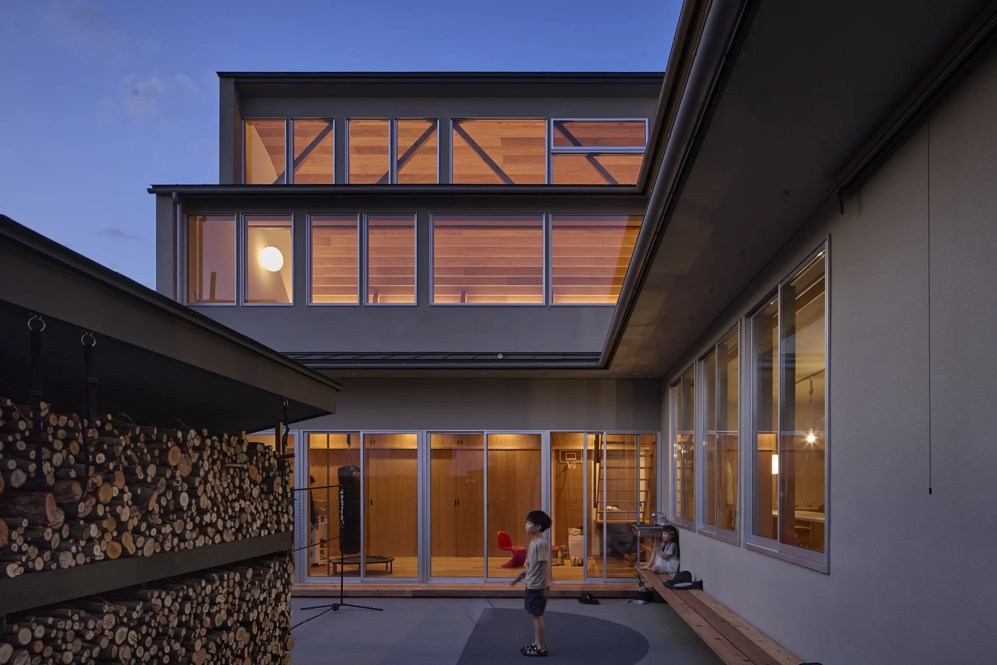 HAGISO Wraps a Family of Seven in a Curving Envelope on a Tight Maebashi Plot