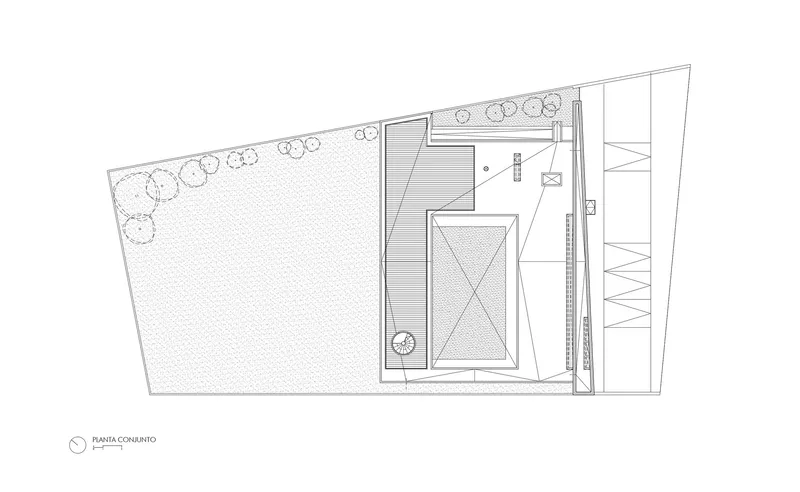 Site plan drawing showing a single volume with courtyard and tree line along the western edge