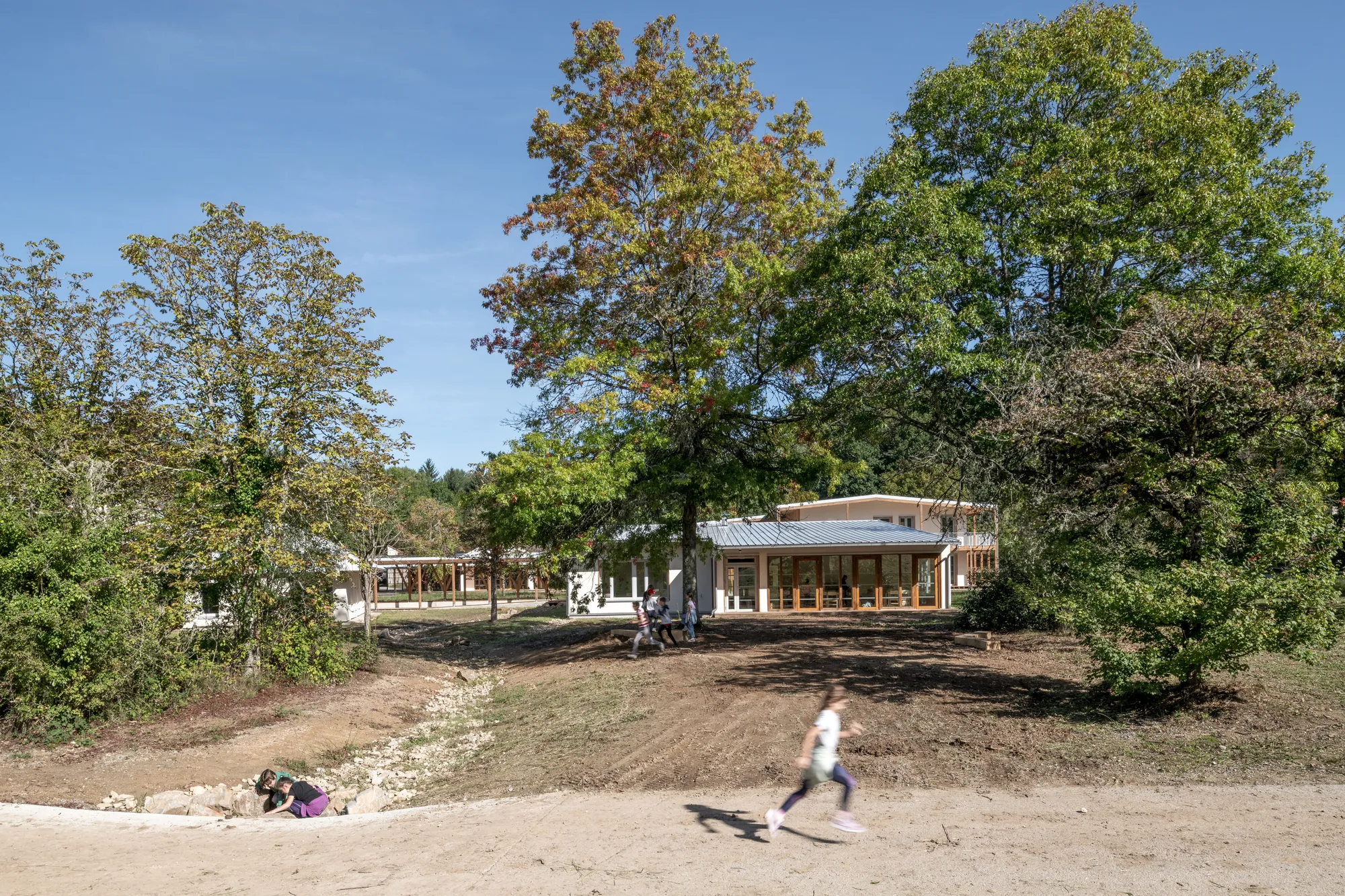 Atelier Quatre and R2K Wrap a Straw-Insulated Leisure Center Around a Lake Near Limoges