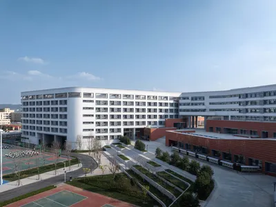 TONG YUAN DESIGN Nestles a 121,000 m² School Campus at the Foot of a Mountain in Jinan