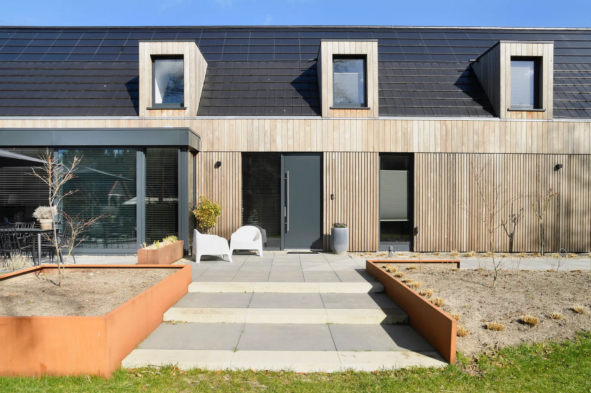 Lautenbag Architectuur Tucks a Modern Barn House Behind an 18th-Century Monument in Friesland