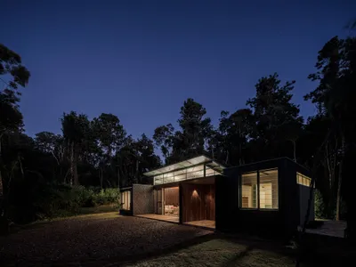 Estúdio HAA! Threads a Timber Refuge Through the Forest Canopy of São Bento do Sapucaí