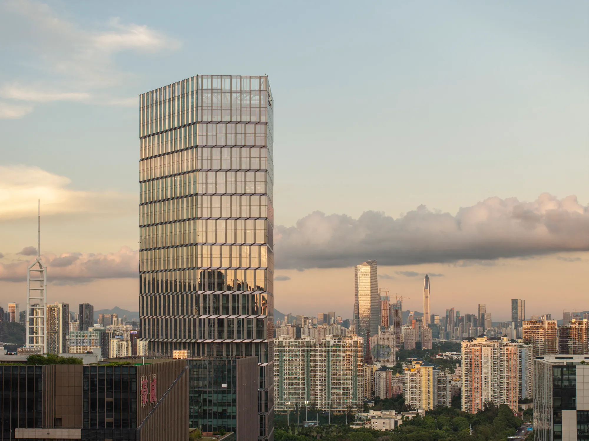 HENN Stacks a 211-Meter Cloud-Inspired Tower onto a Narrow Shenzhen Tech Campus