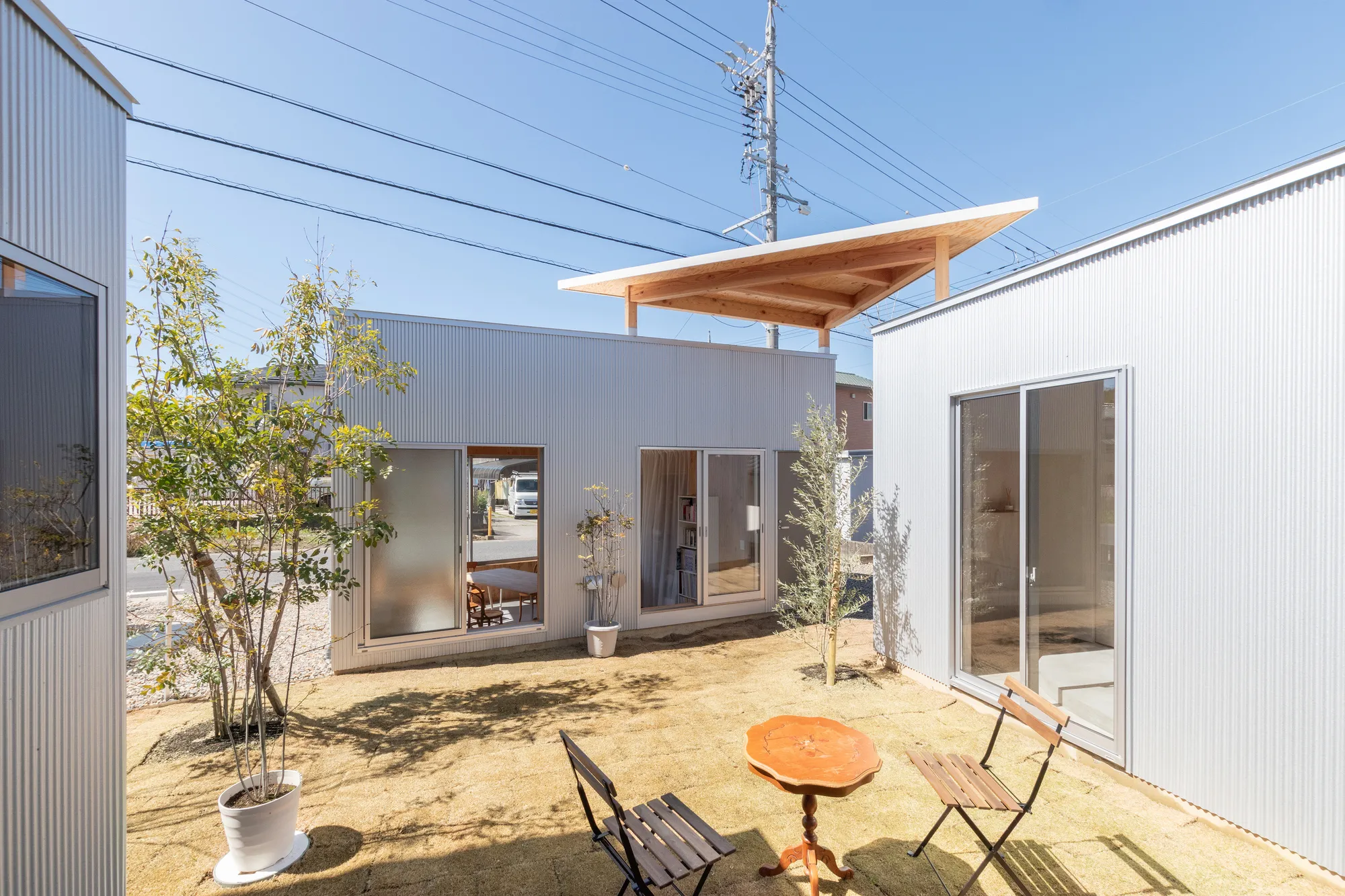 Hidekazu Kishi Builds His Own Family Home as a Cluster of Volumes Around a Sand Courtyard