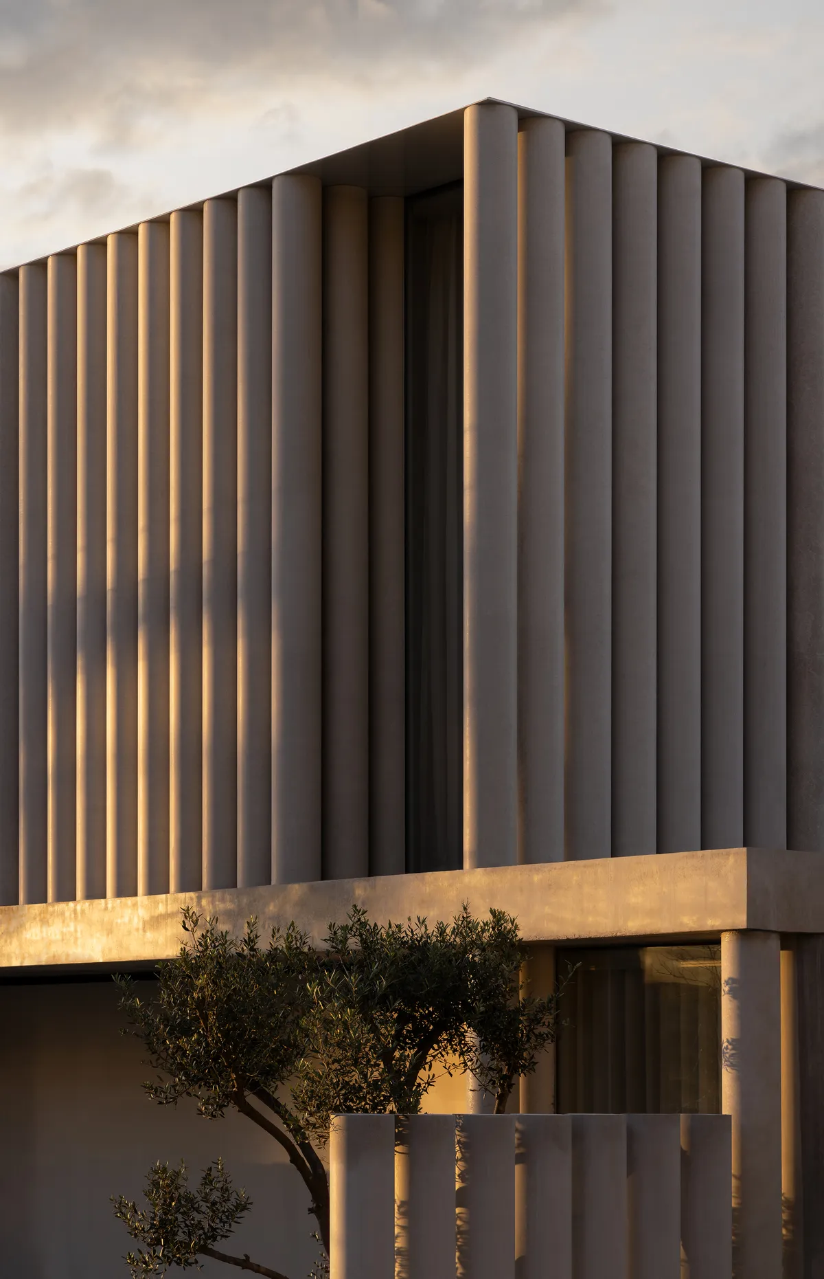 FGR Architects Folds a Concrete Curtain Around a Layered Toorak Residence