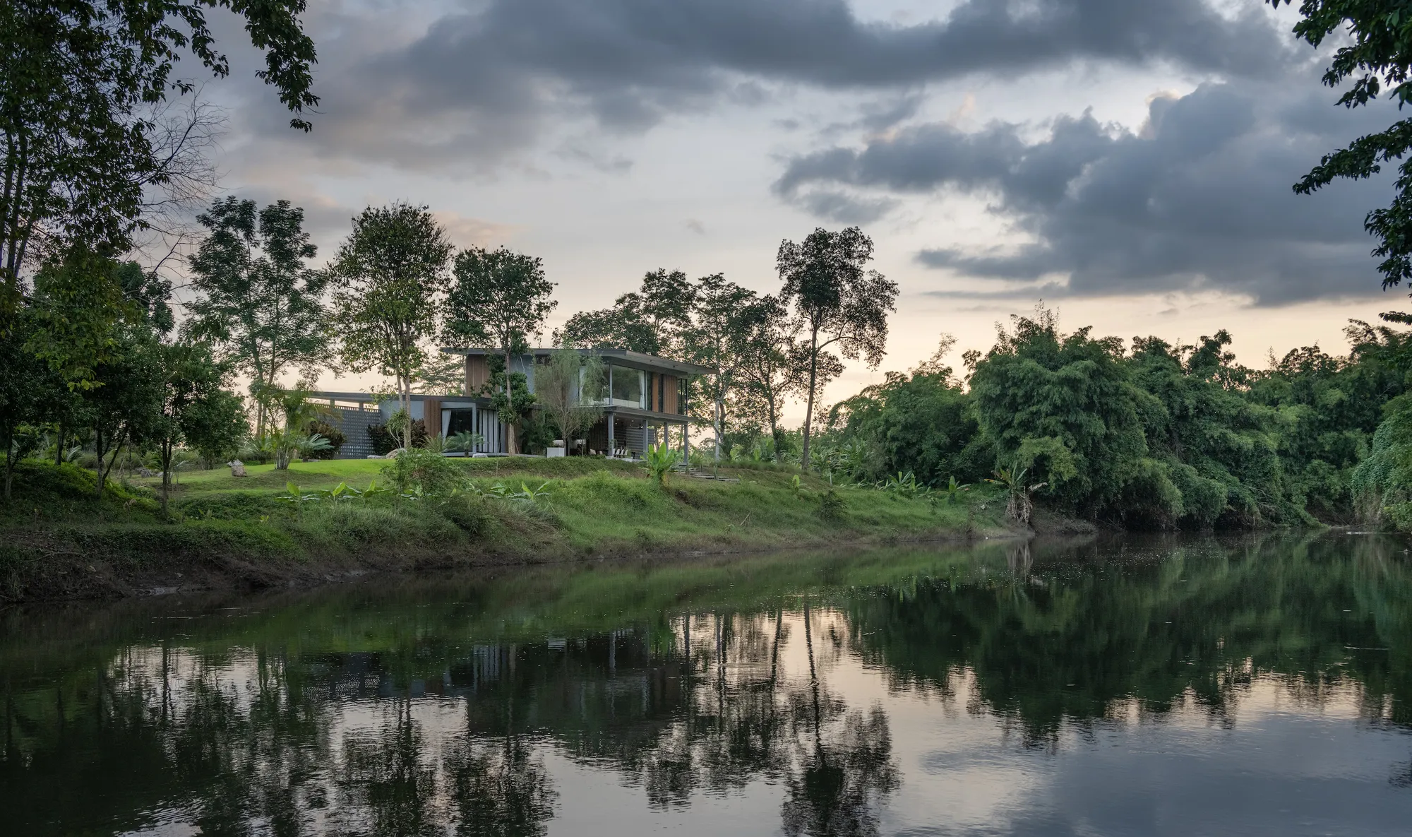 Sata Na Architect Blocks the River View on Purpose in This Thai Vacation House