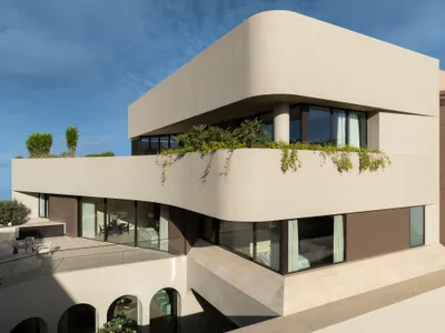 Alhumaidhi Architects Wraps a Kuwaiti Courtyard Home in Soft Arches and Cascading Green