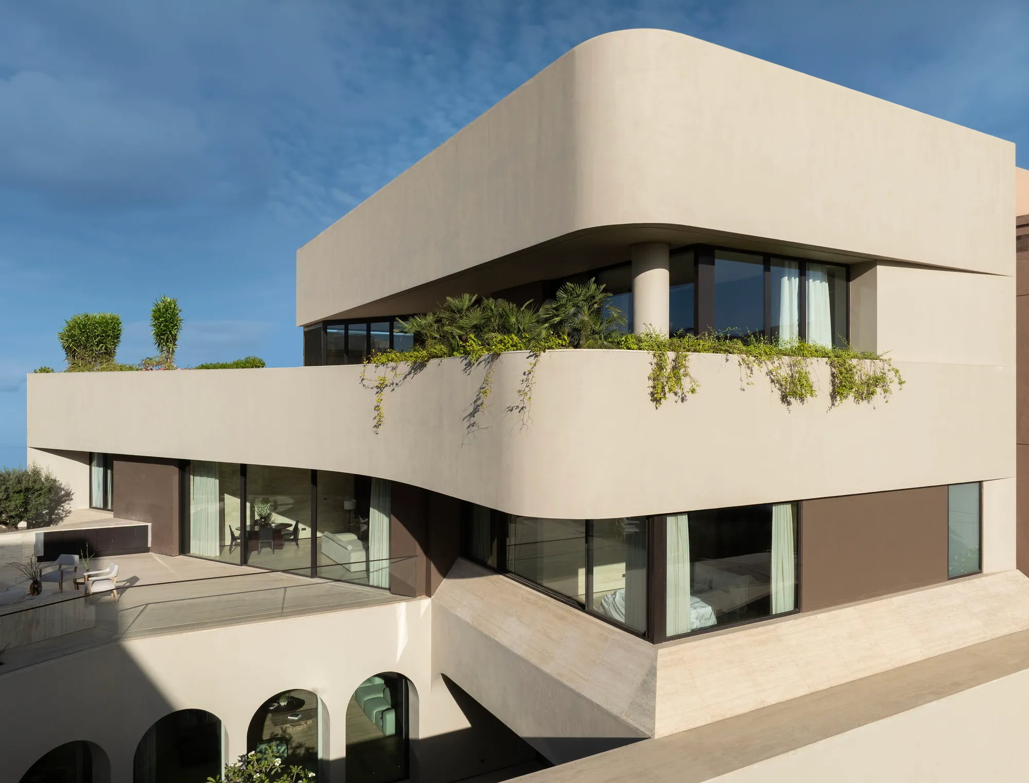 Alhumaidhi Architects Wraps a Kuwaiti Courtyard Home in Soft Arches and Cascading Green