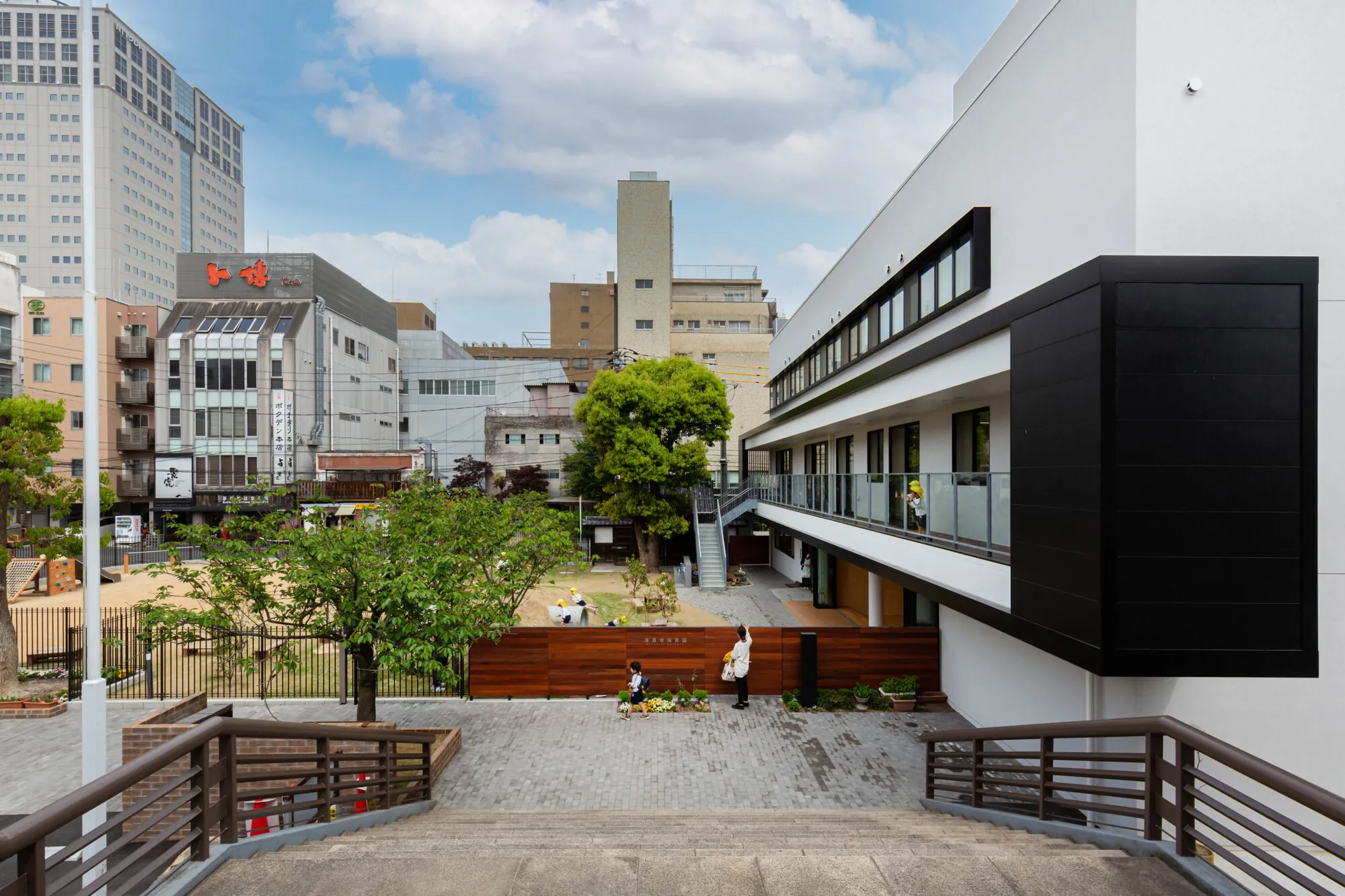 HIBINOSEKKEI and Youji no Shiro Wrap an Okayama Nursery in Copper-Dusted Timber Louvers