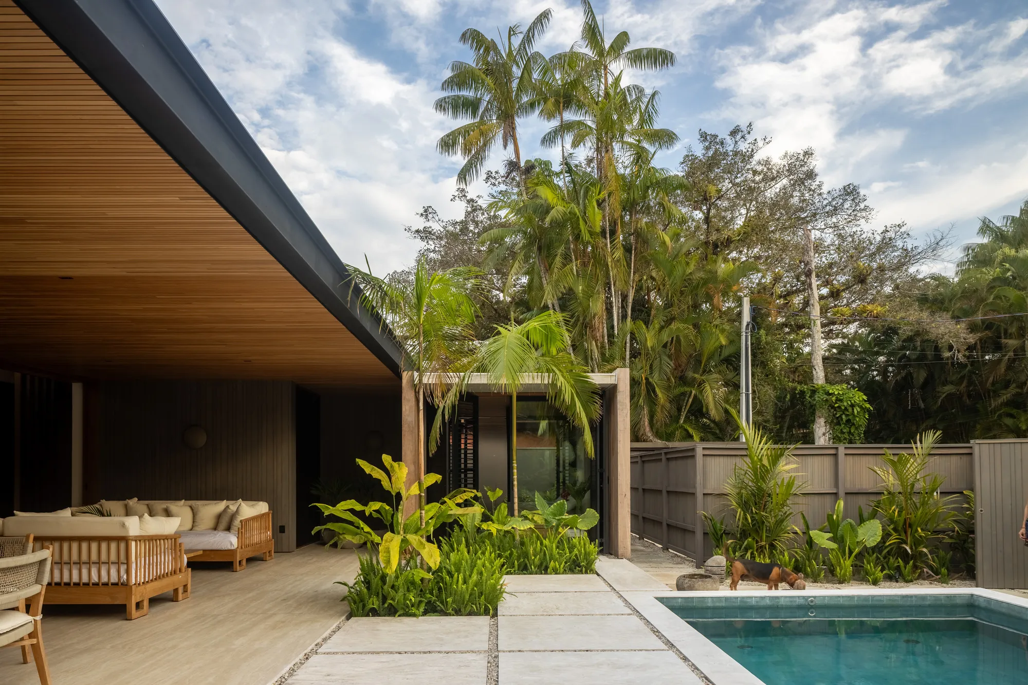 Pitta Arquitetura Weaves a Timber-Wrapped House into Ubatuba's Atlantic Forest