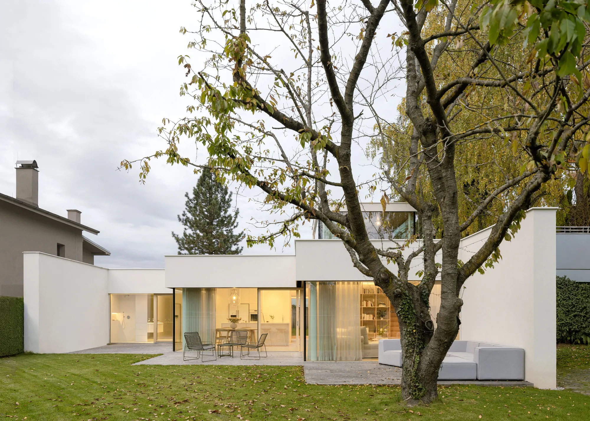 Mackovič Architecture Wraps a Prague Villa Around Courtyards and Soft Southern Light