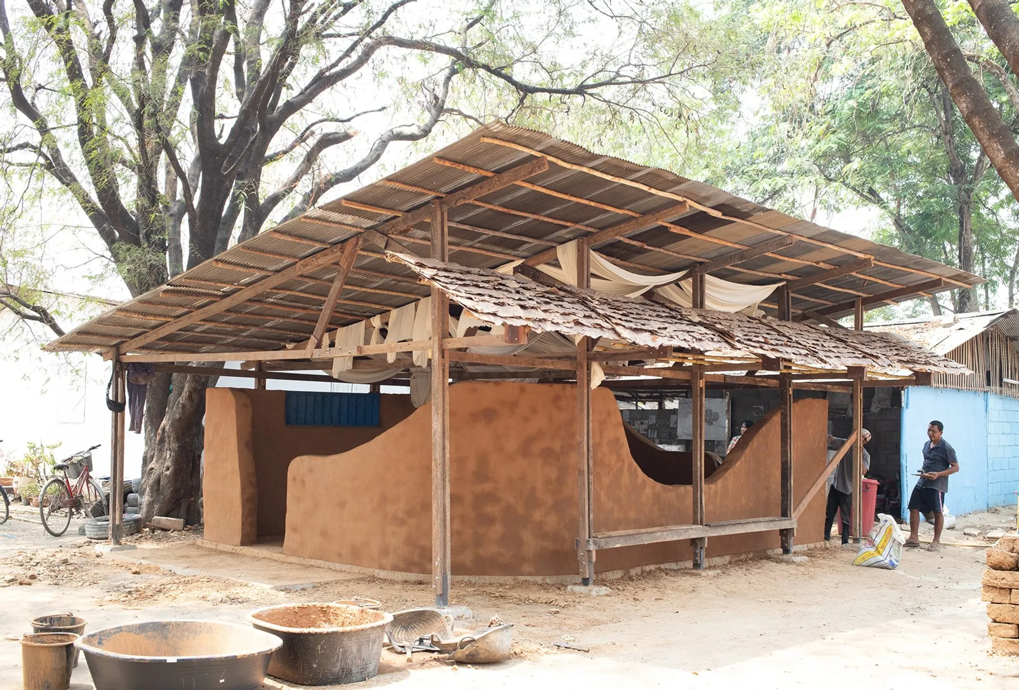 Sustainable Earth Architecture: Classroom for Farmhouse School