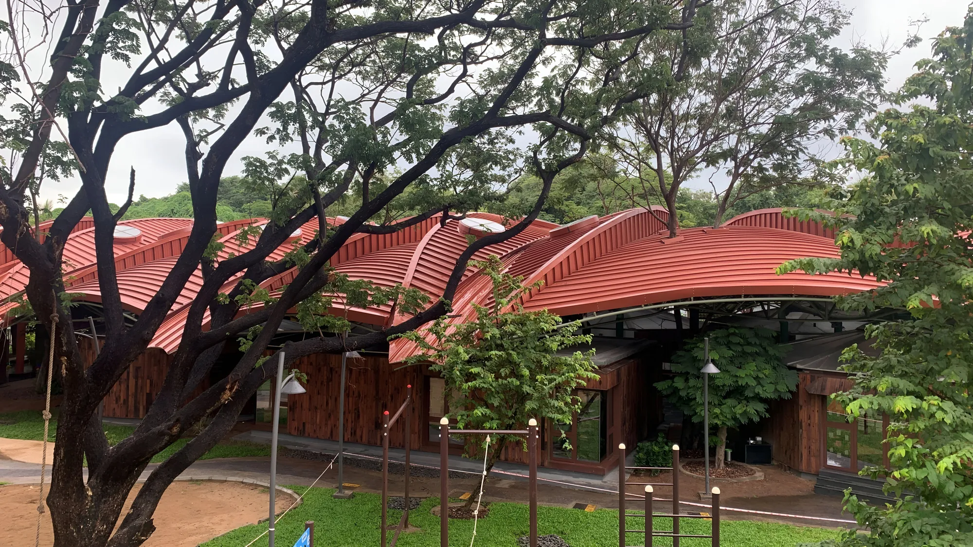 Vastushilpa Sangath Weaves a 1,850-Student School Through 1,400 Trees in Chennai