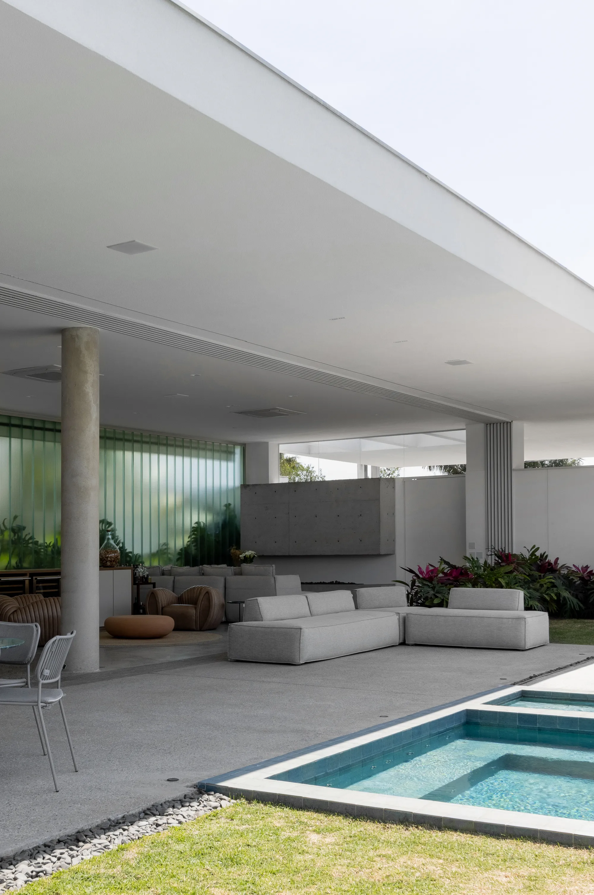 Fpoles Arquitetos Stretches a Single Canopy Across an Entire São Paulo House