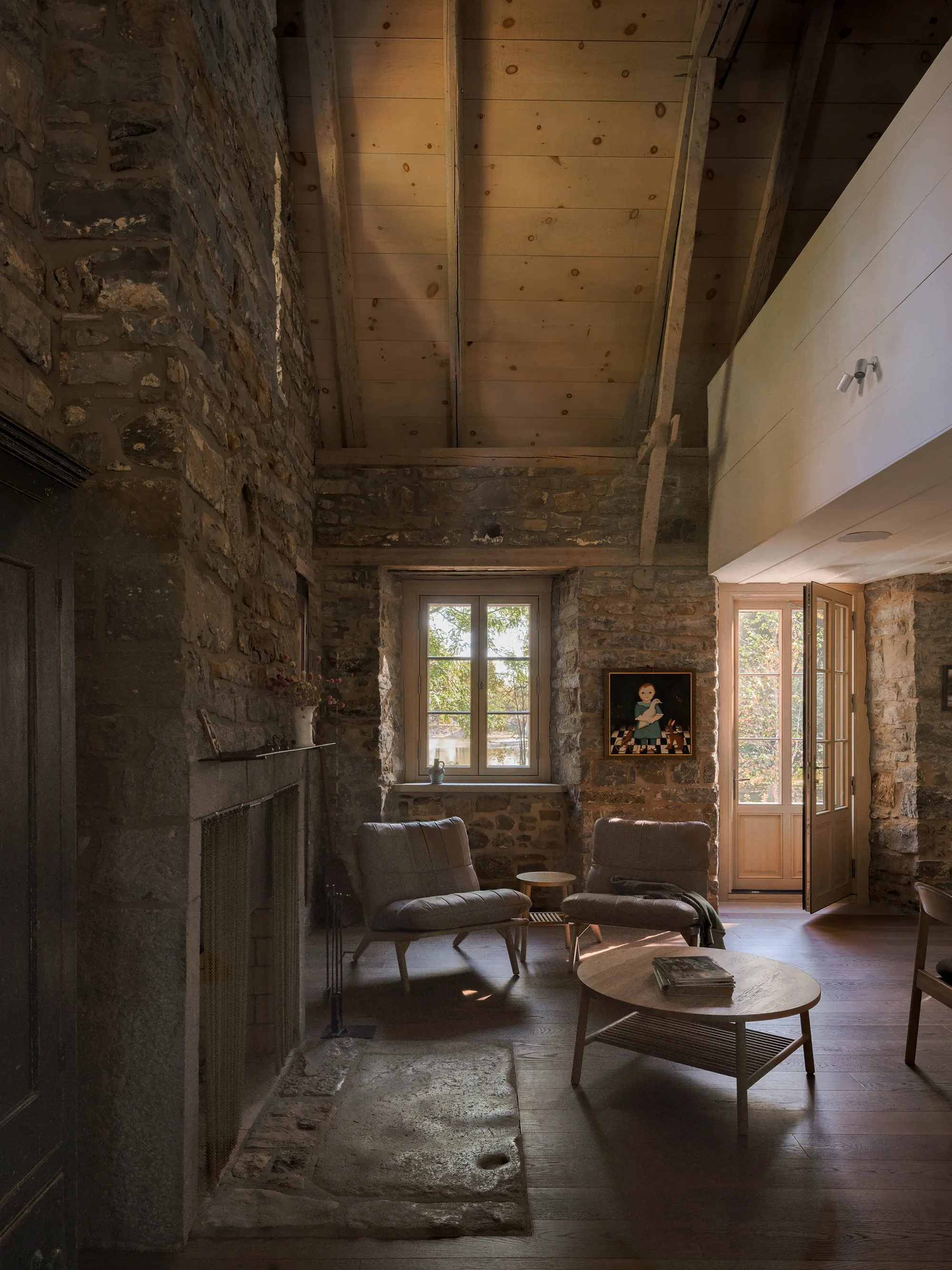 YH2 Architecture Restores an 1811 Patriot's Home on a Quebec Riverbank with a Discreet Dark Extension