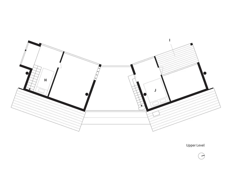 Upper level floor plan showing two bedroom wings with exterior decks