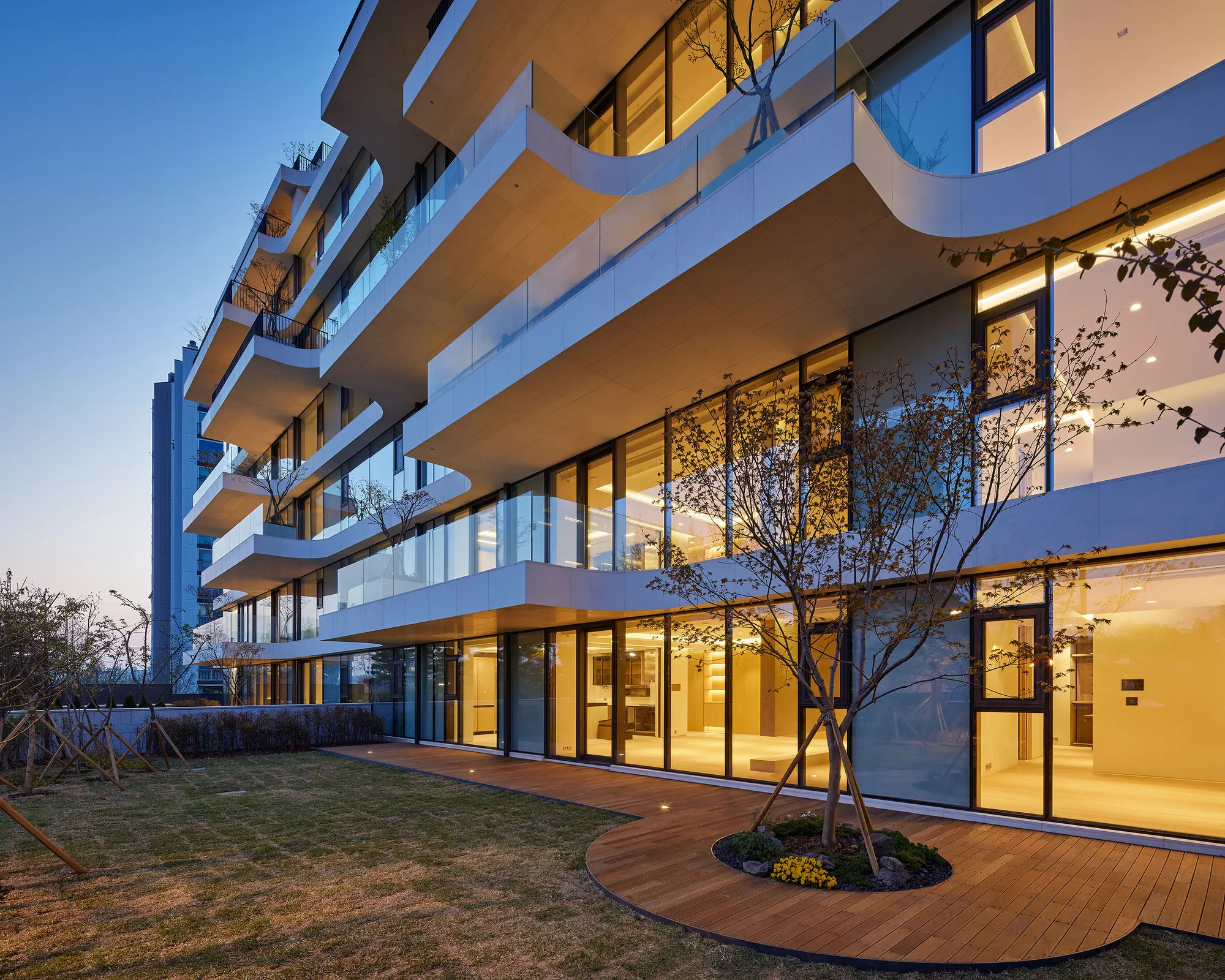 Hyunjoon Yoo and Partners Stack 26 Luxury Units into a Terraced Acropolis on Seoul's Han River