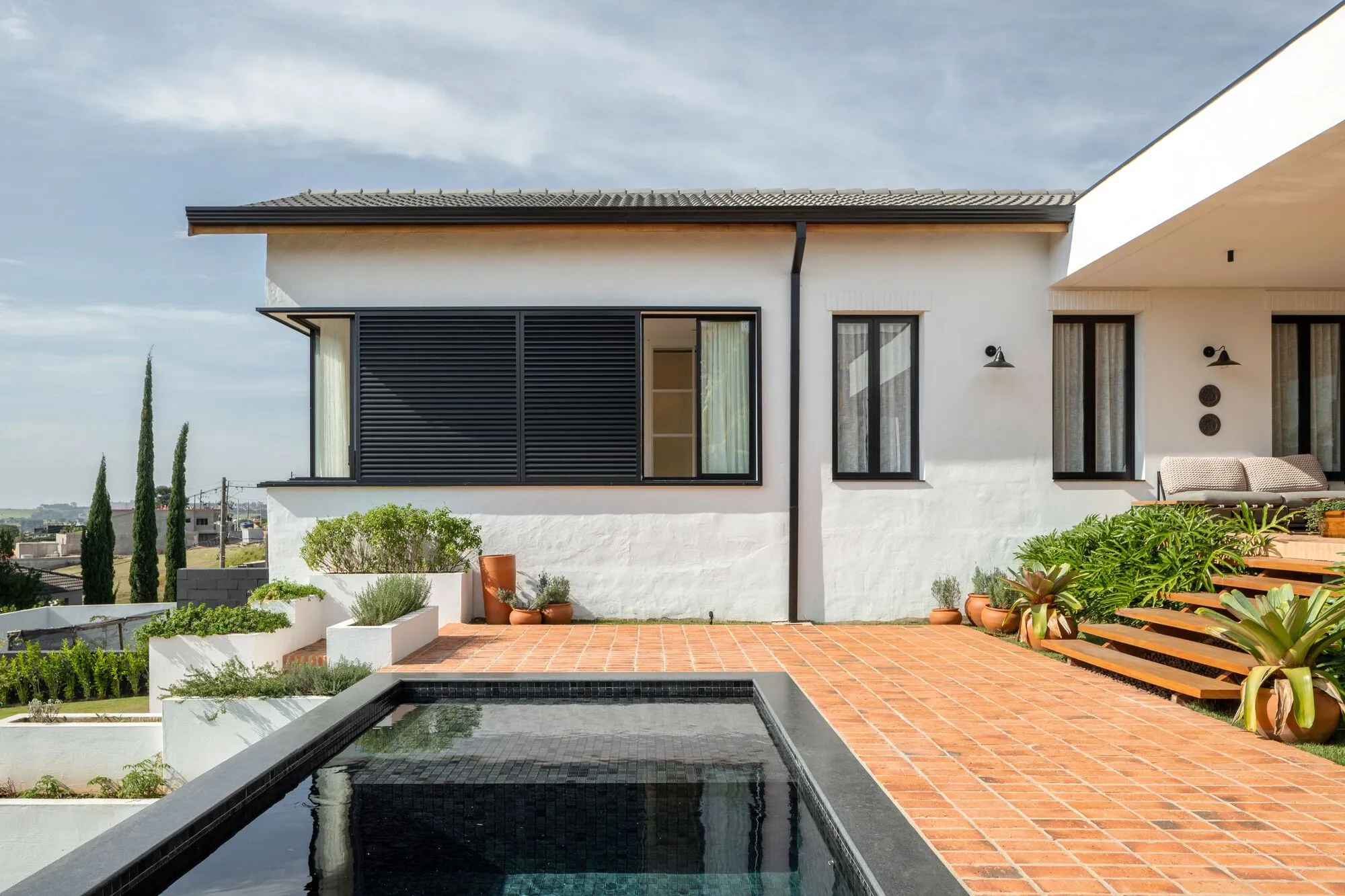 Carol Miluzzi Arquitetura Builds a Brick-Floored Mountain Retreat in Rural São Paulo