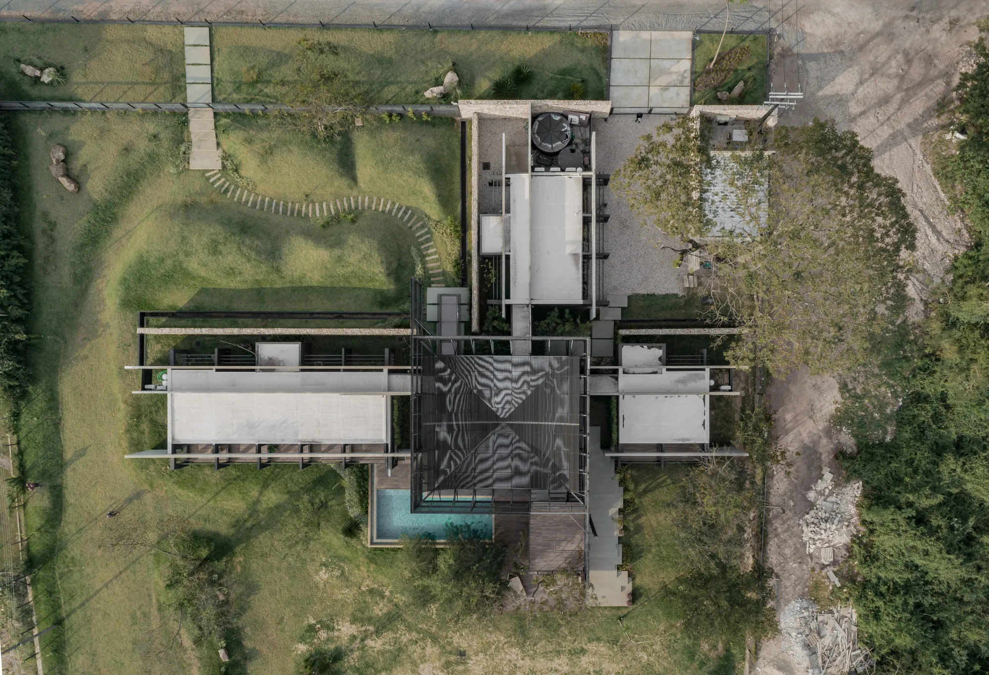 Bauen Arranges a Cruciform Residence Like a Windmill Across a Paraguayan Hillside