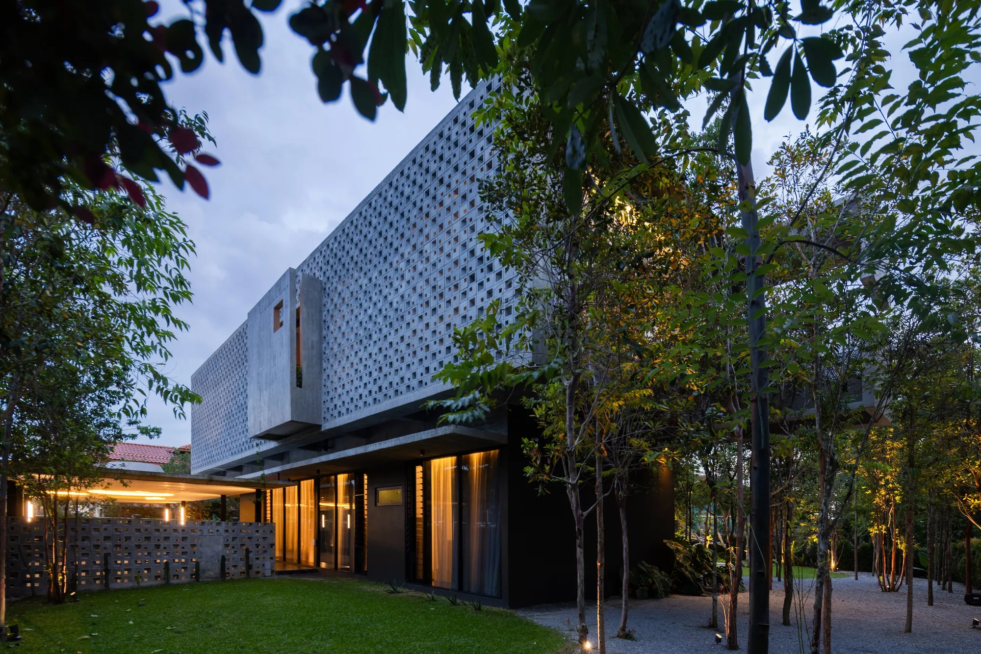 O2 Design Atelier Fuses Two Lots into a Naturalist's Tropical Compound in Selangor
