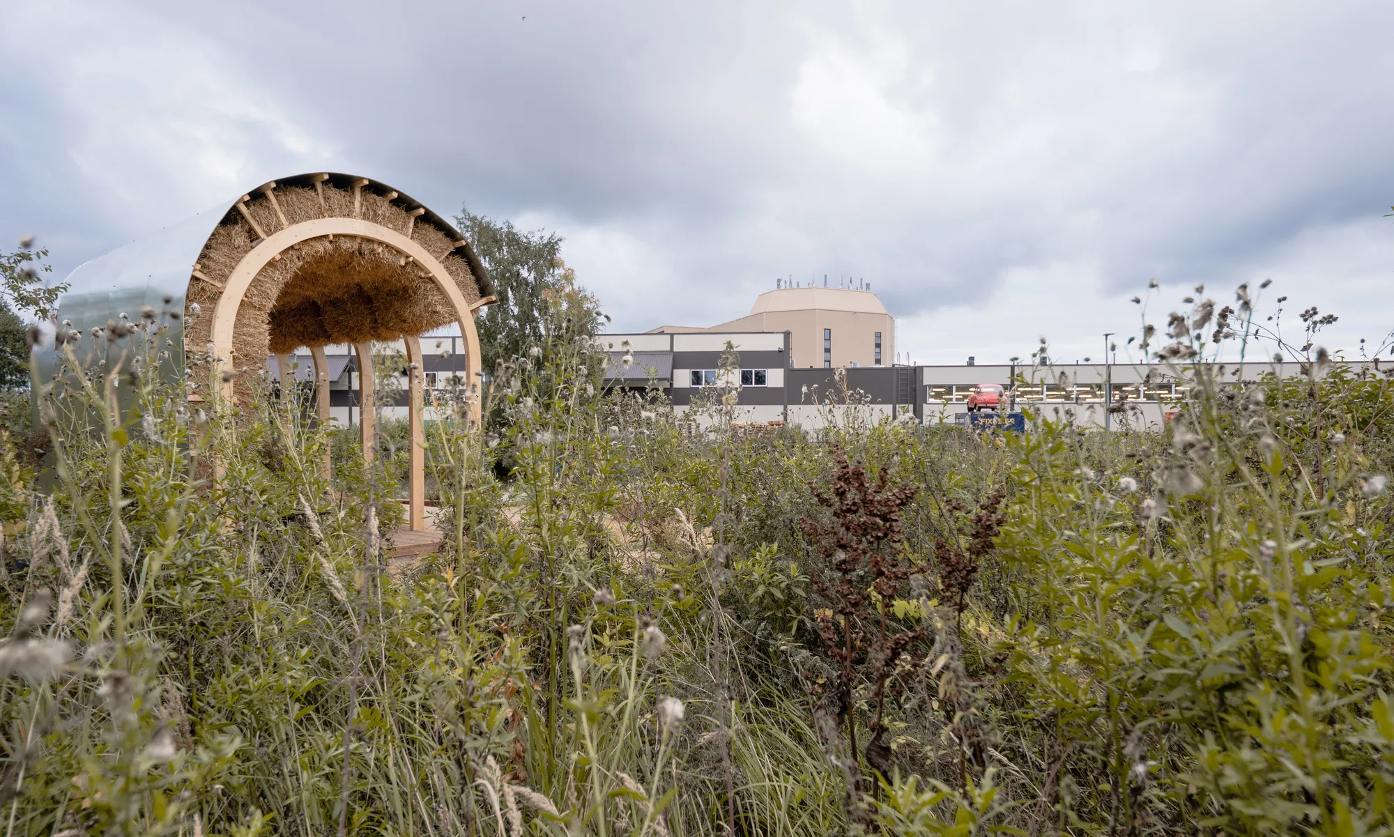 Kollektiiv Builds a Straw Chapel on Tallinn's Pollinator Highway