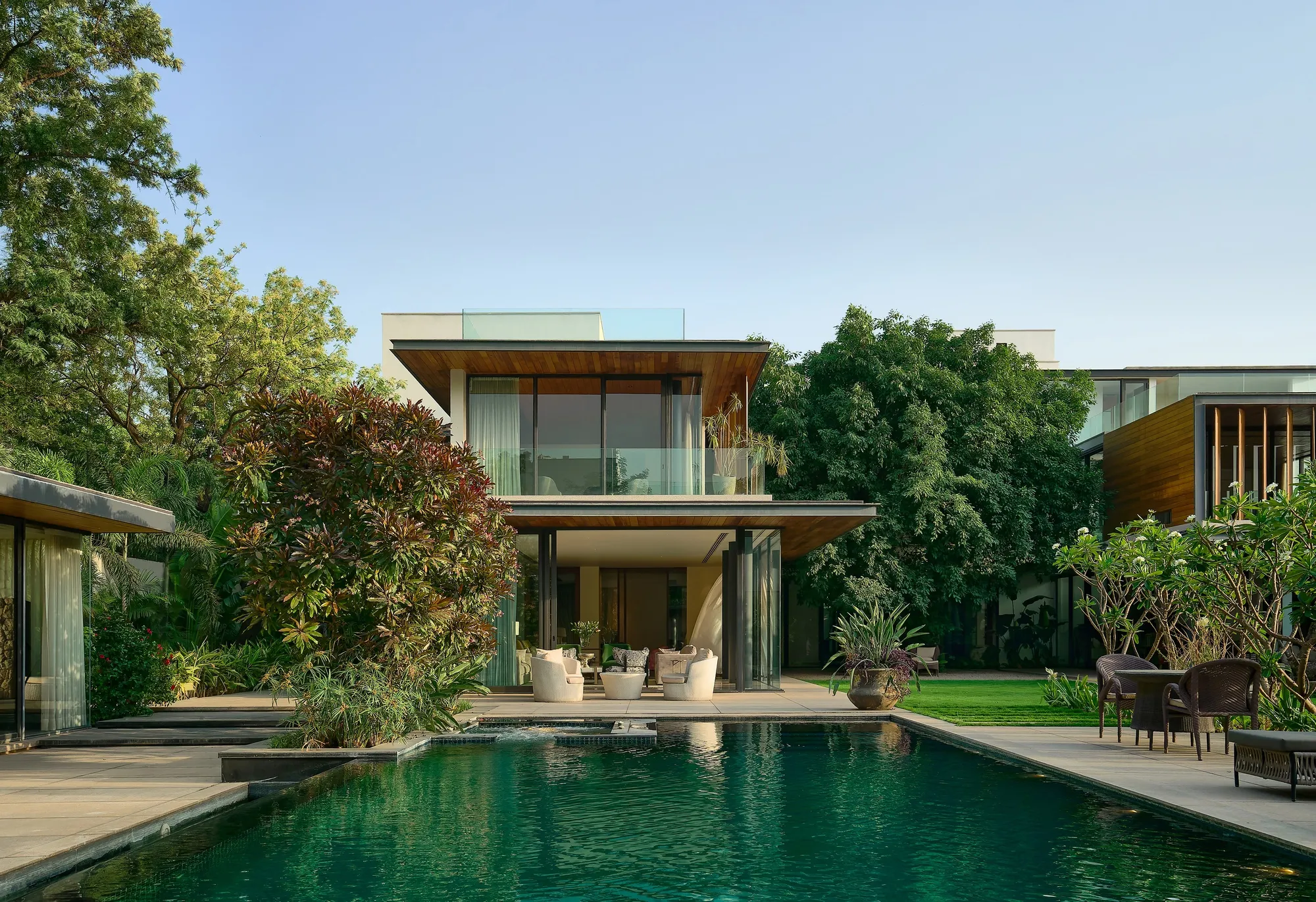 DADA Partners Wraps a New Delhi Residence Around a Ficus Tree in a Prairie-Inspired Plan