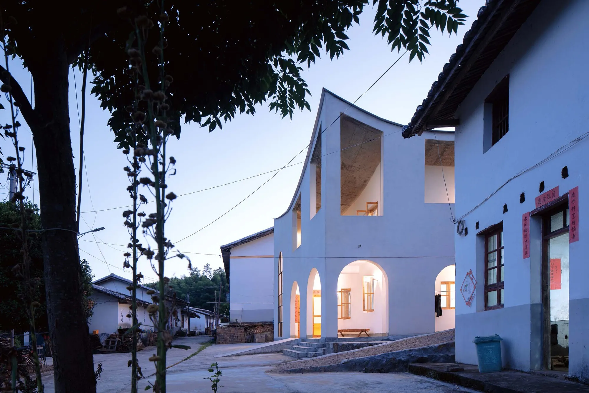 Jumping House Lab Lifts Four Roof Corners to Carve Light into a Rural Chinese Art Studio