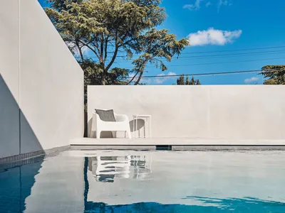 FGR Architects Folds Concrete and Glass into a Mediterranean Courtyard House in Melbourne